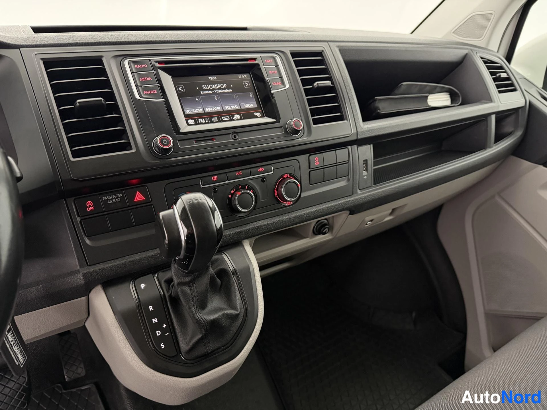 Valkoinen Volkswagen Transporter 2017, ohjaamo, kuva 14