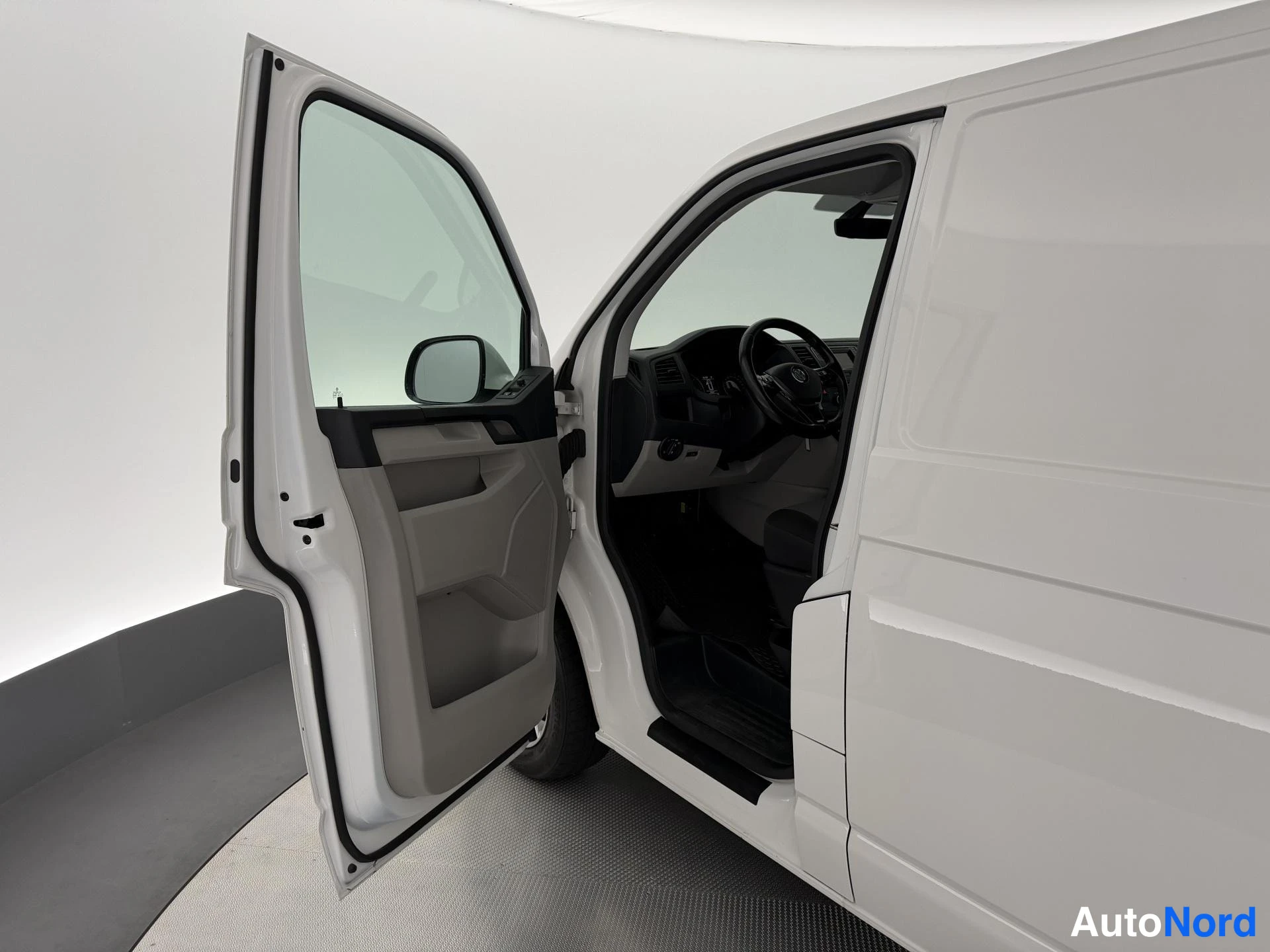 Valkoinen Volkswagen Transporter 2017, sivulta, kuva 4