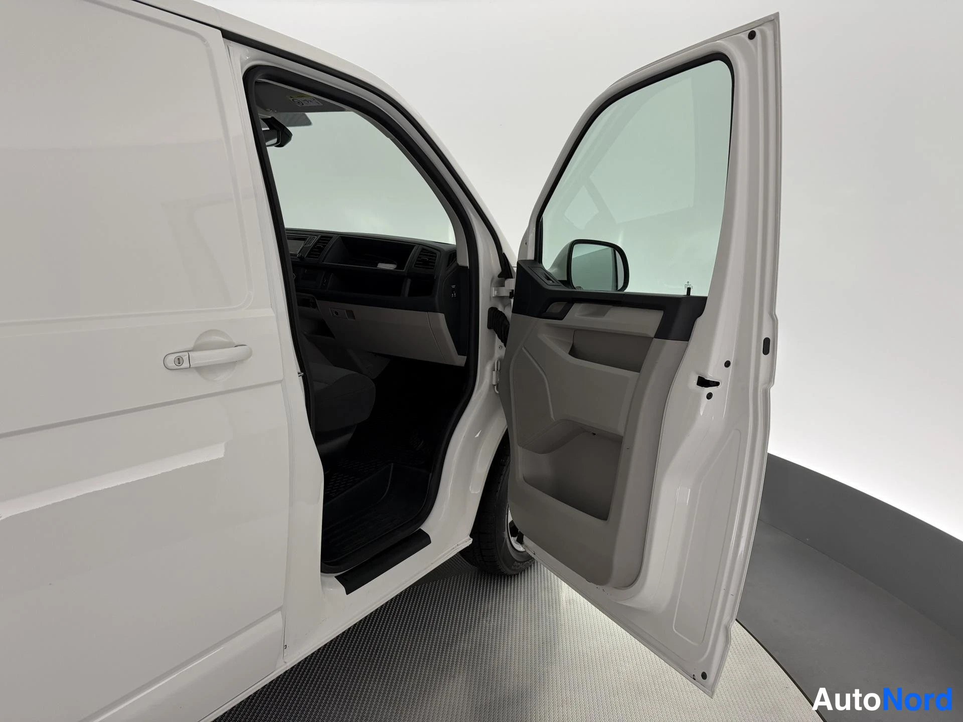Valkoinen Volkswagen Transporter 2017, sivulta, kuva 5