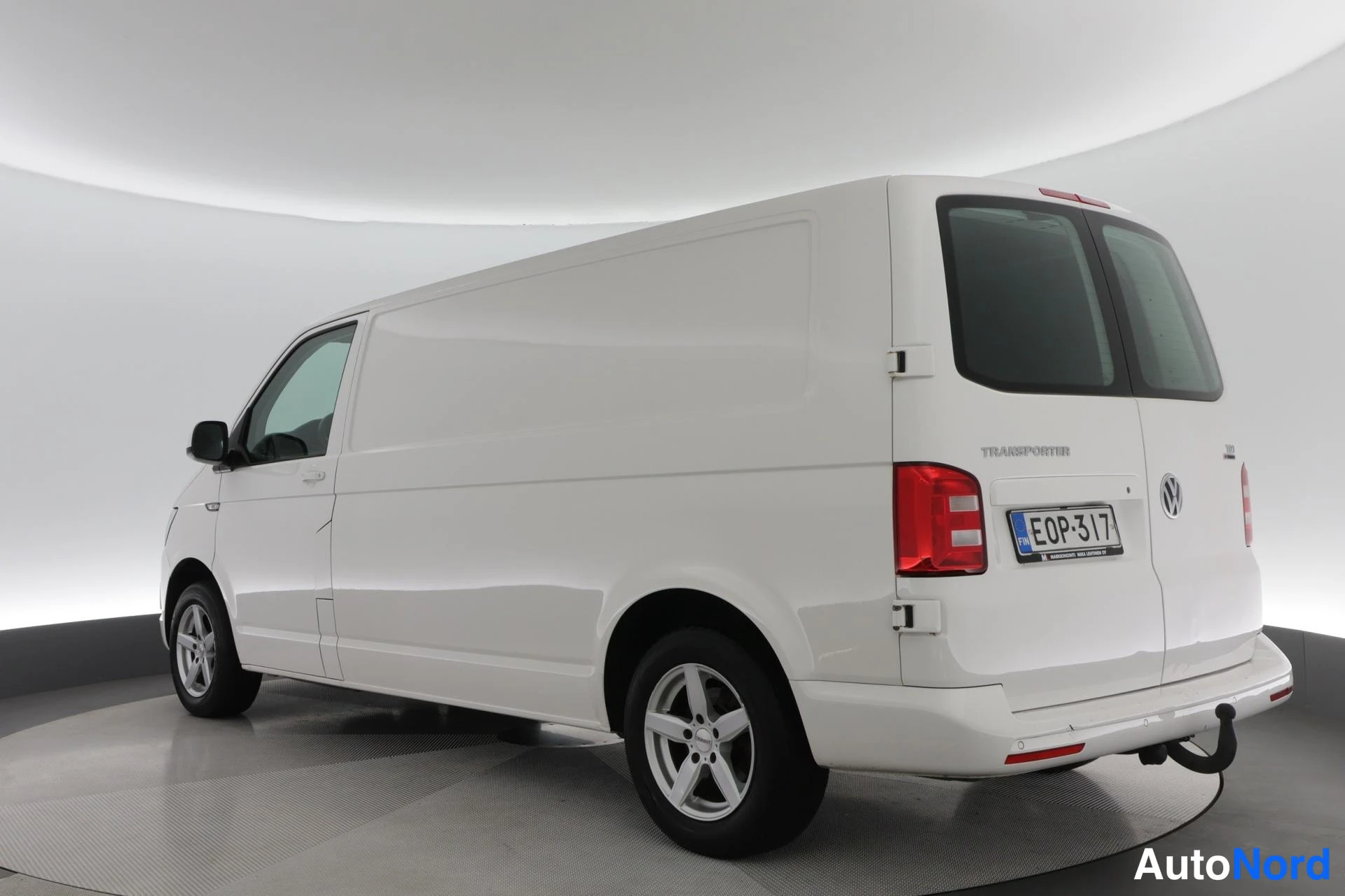 Valkoinen Volkswagen Transporter 2017, takaviisto, kuva 8