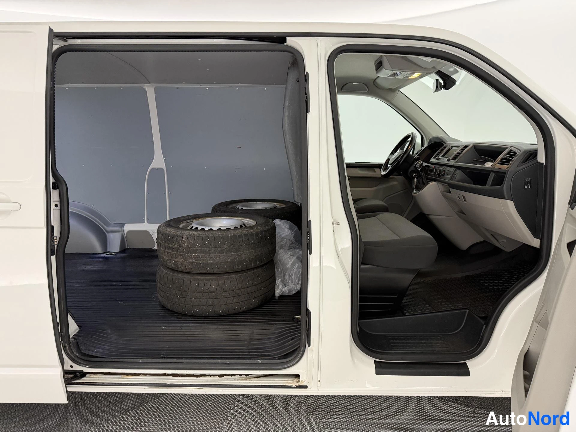 Valkoinen Volkswagen Transporter 2017, tavaratila, kuva 18