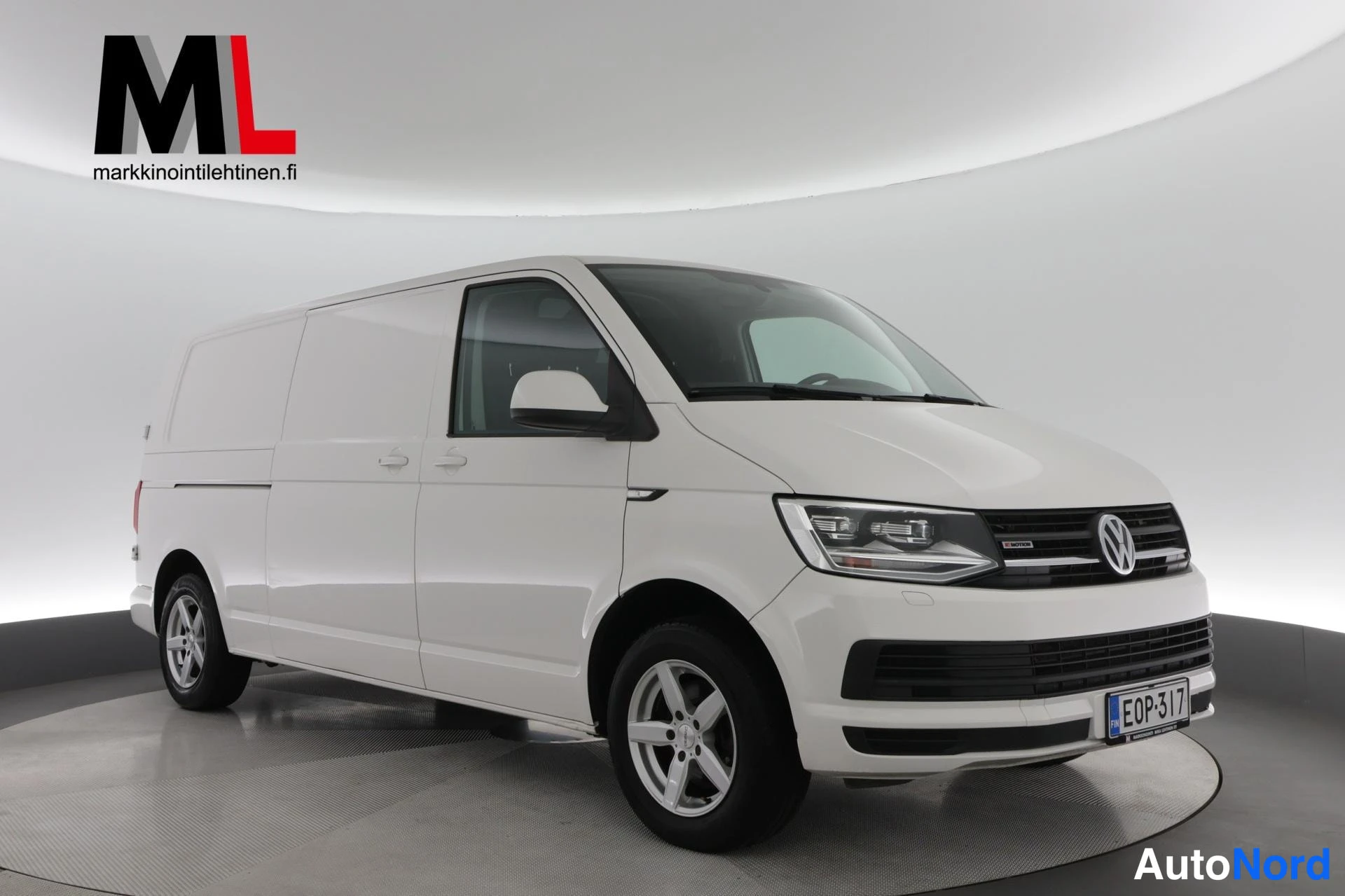 Valkoinen Volkswagen Transporter 2017, etuviisto, keula oikealle, kuva 2
