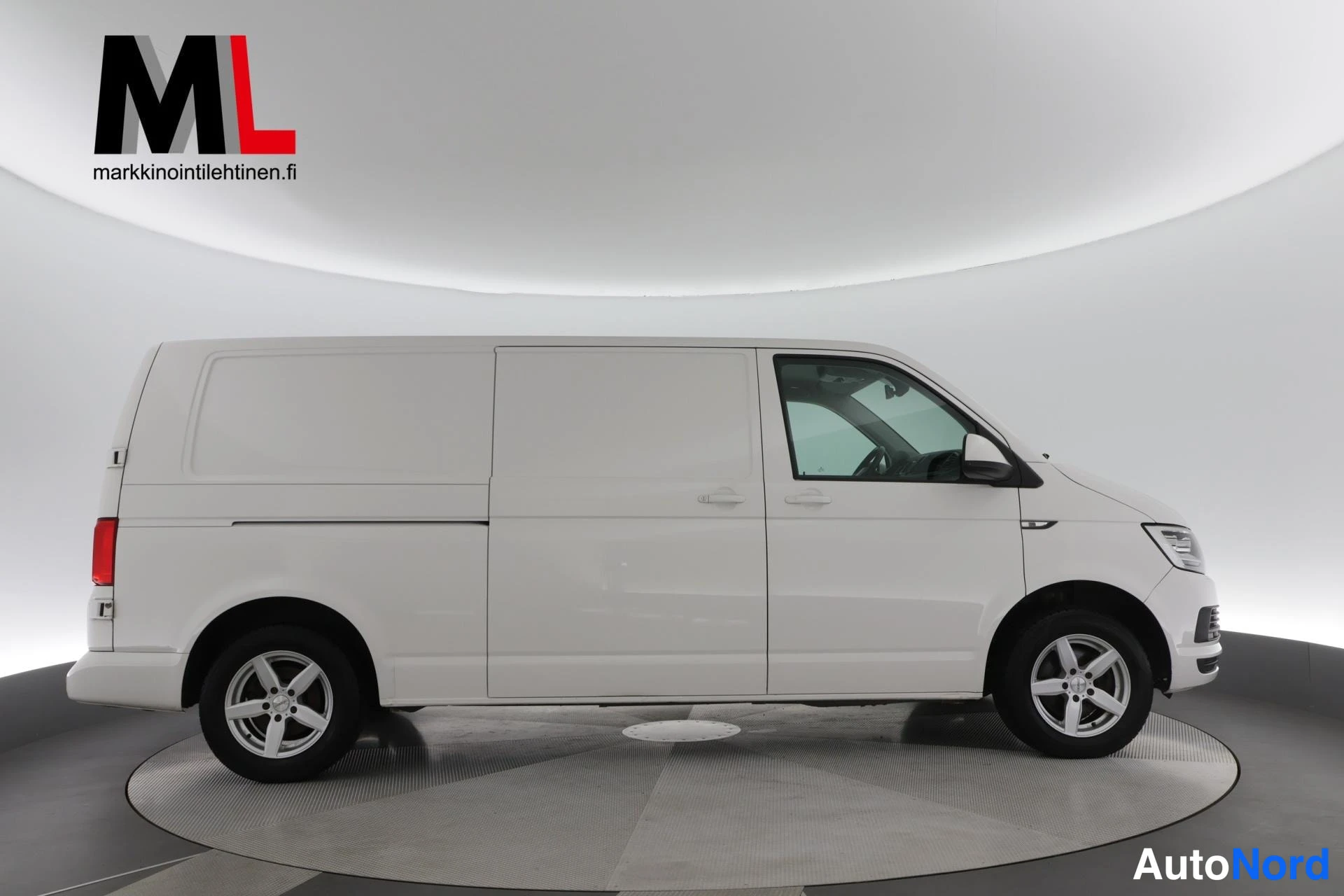 Valkoinen Volkswagen Transporter 2017, sivulta, kuva 7