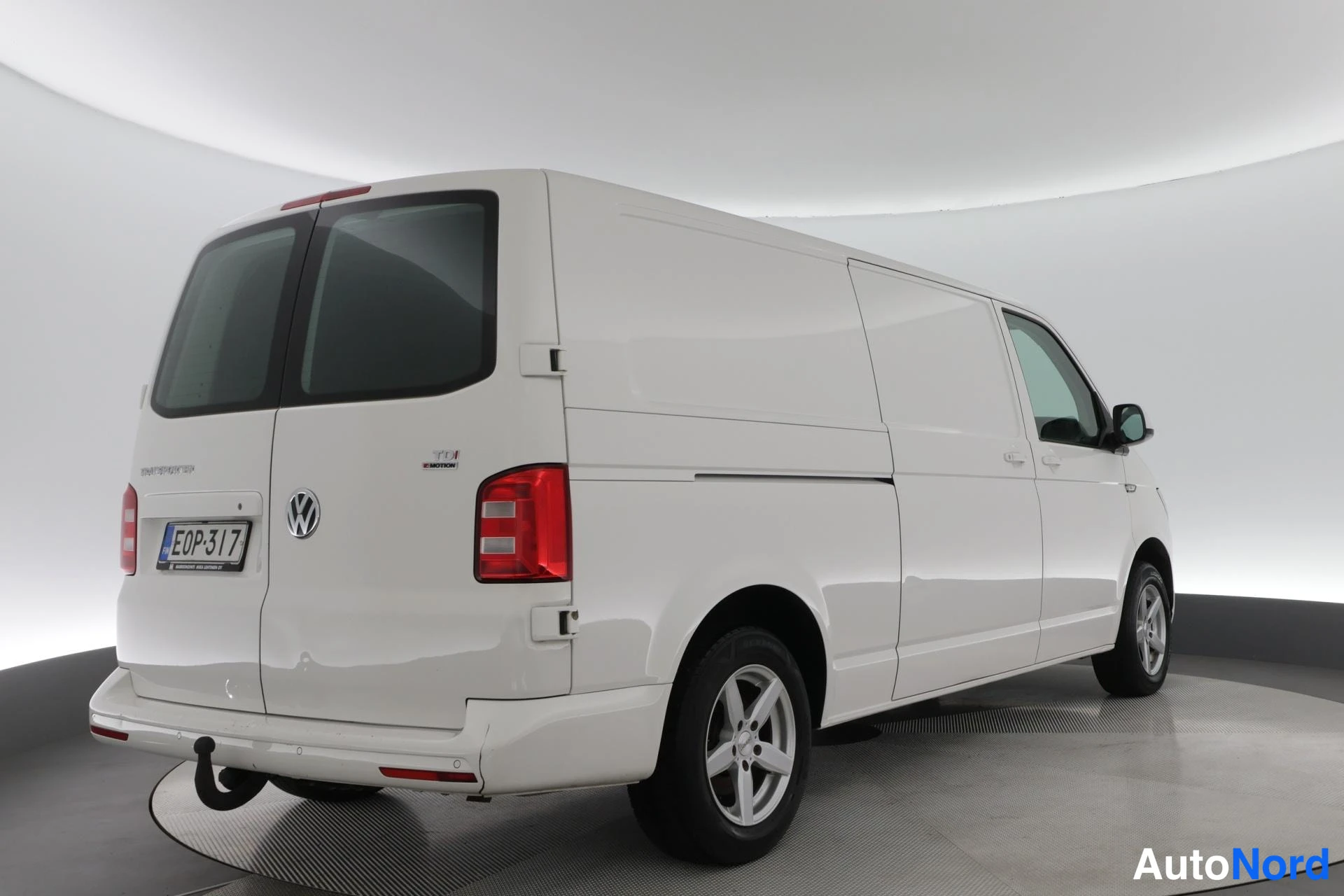 Valkoinen Volkswagen Transporter 2017, takaviisto, kuva 9
