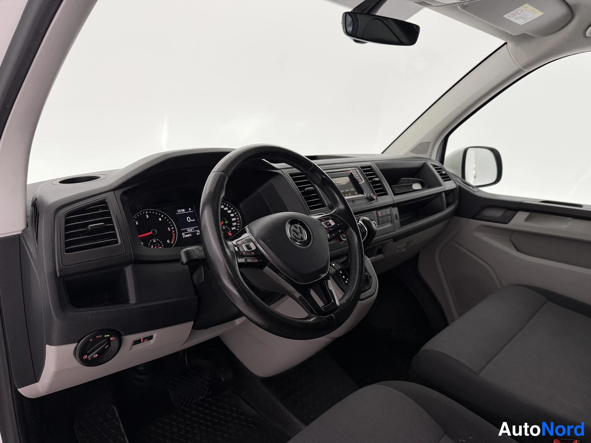 Valkoinen Volkswagen Transporter 2017, ohjaamo, kuva 12