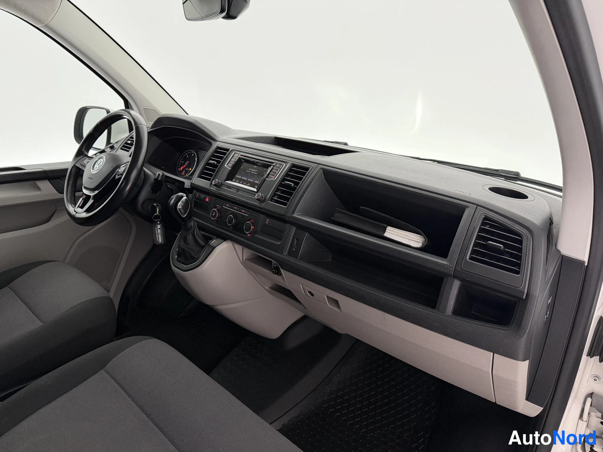 Valkoinen Volkswagen Transporter 2017, ohjaamo, kuva 13