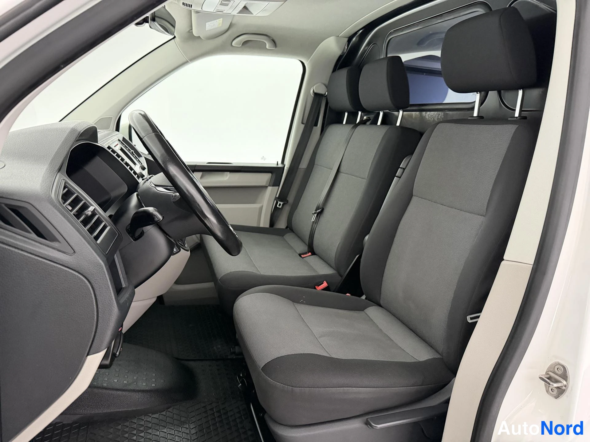 Valkoinen Volkswagen Transporter 2017, etuistuimet, kuva 16