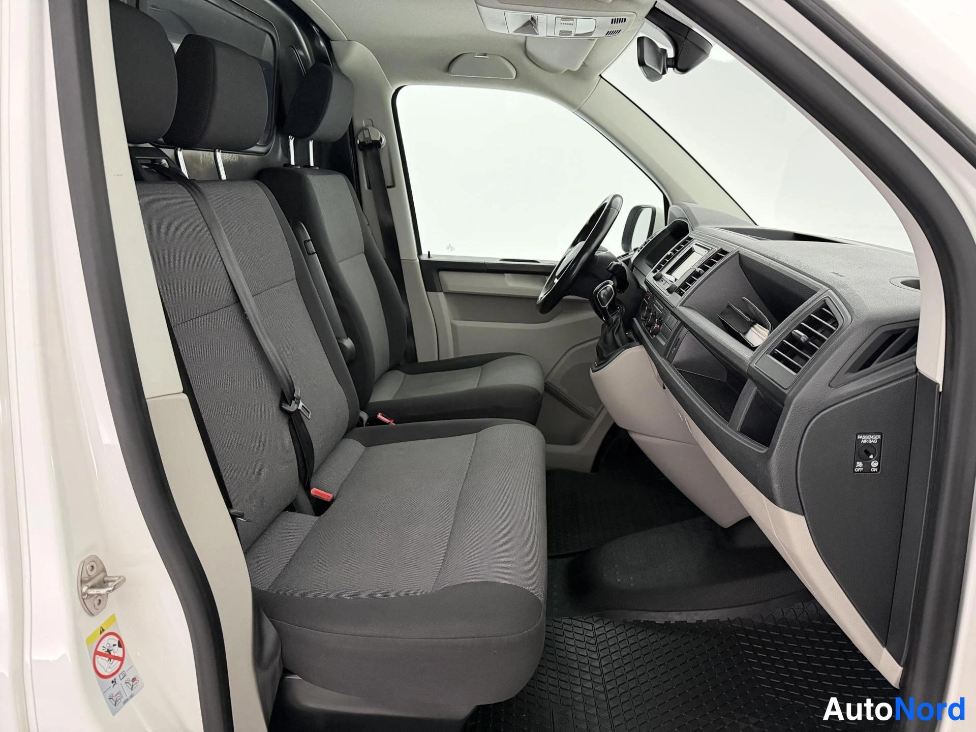 Valkoinen Volkswagen Transporter 2017, etuistuimet, kuva 17