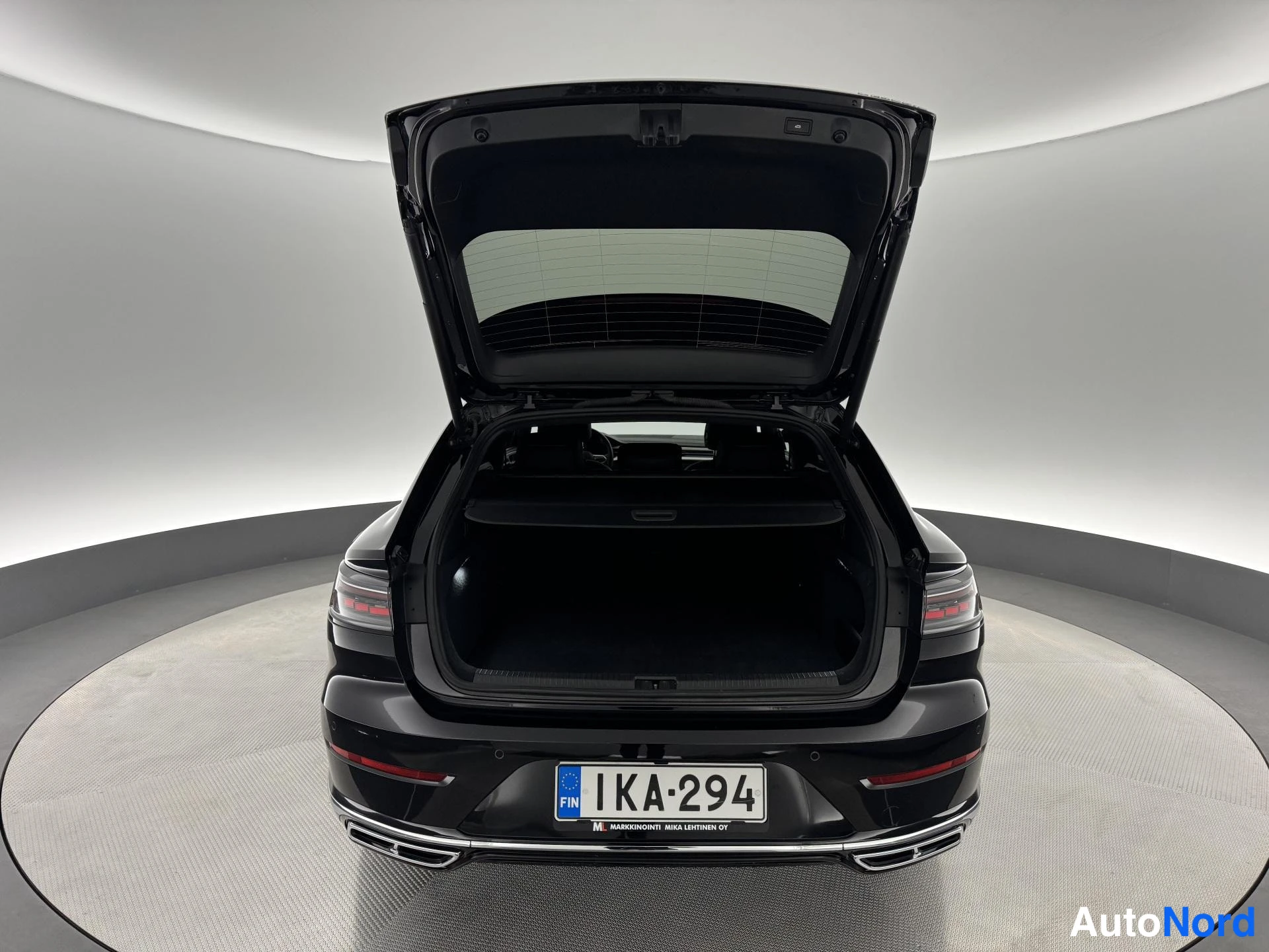 Musta Volkswagen Arteon 2022, takaa, kuva 9