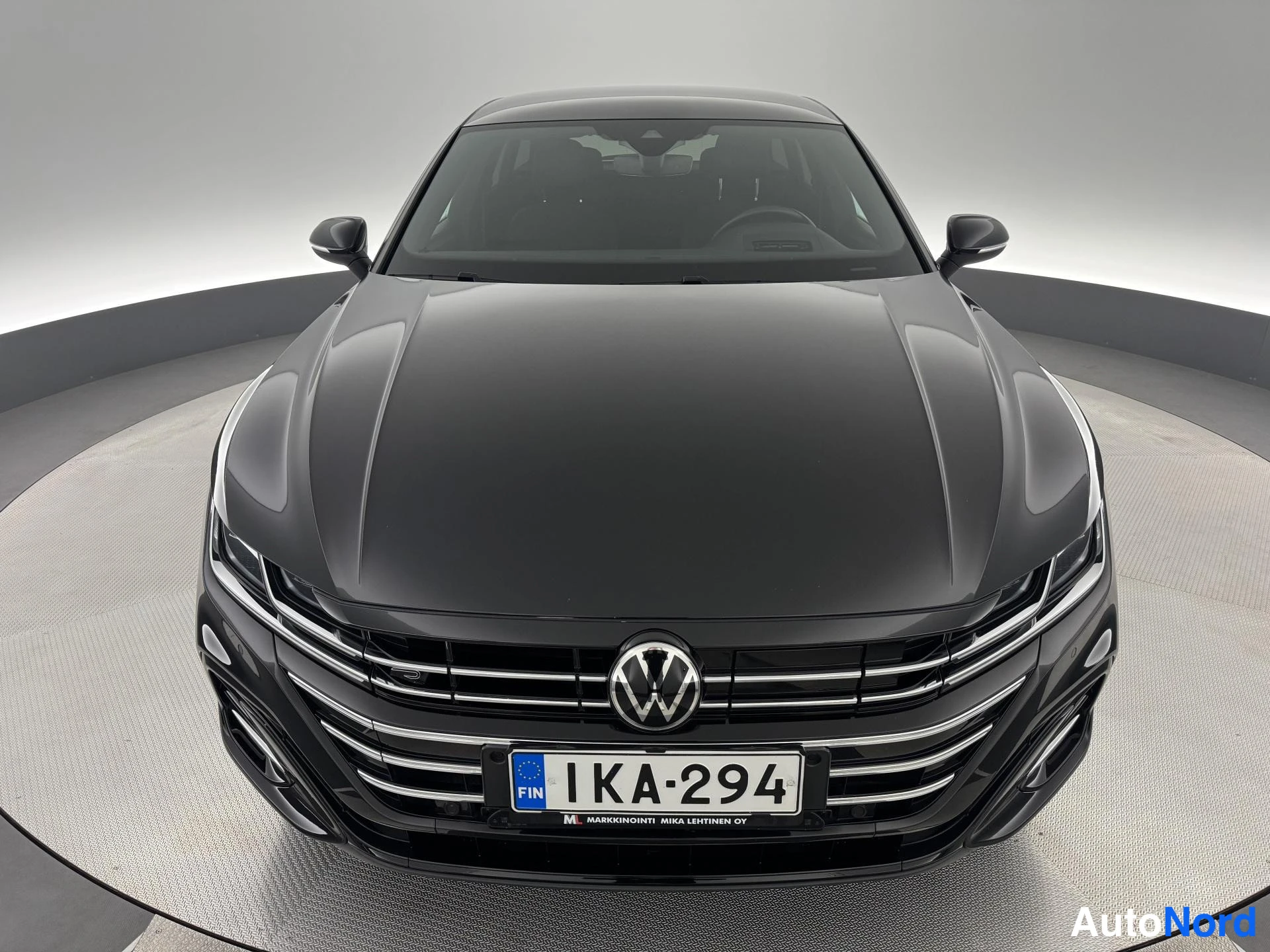 Musta Volkswagen Arteon 2022, edestä, kuva 4
