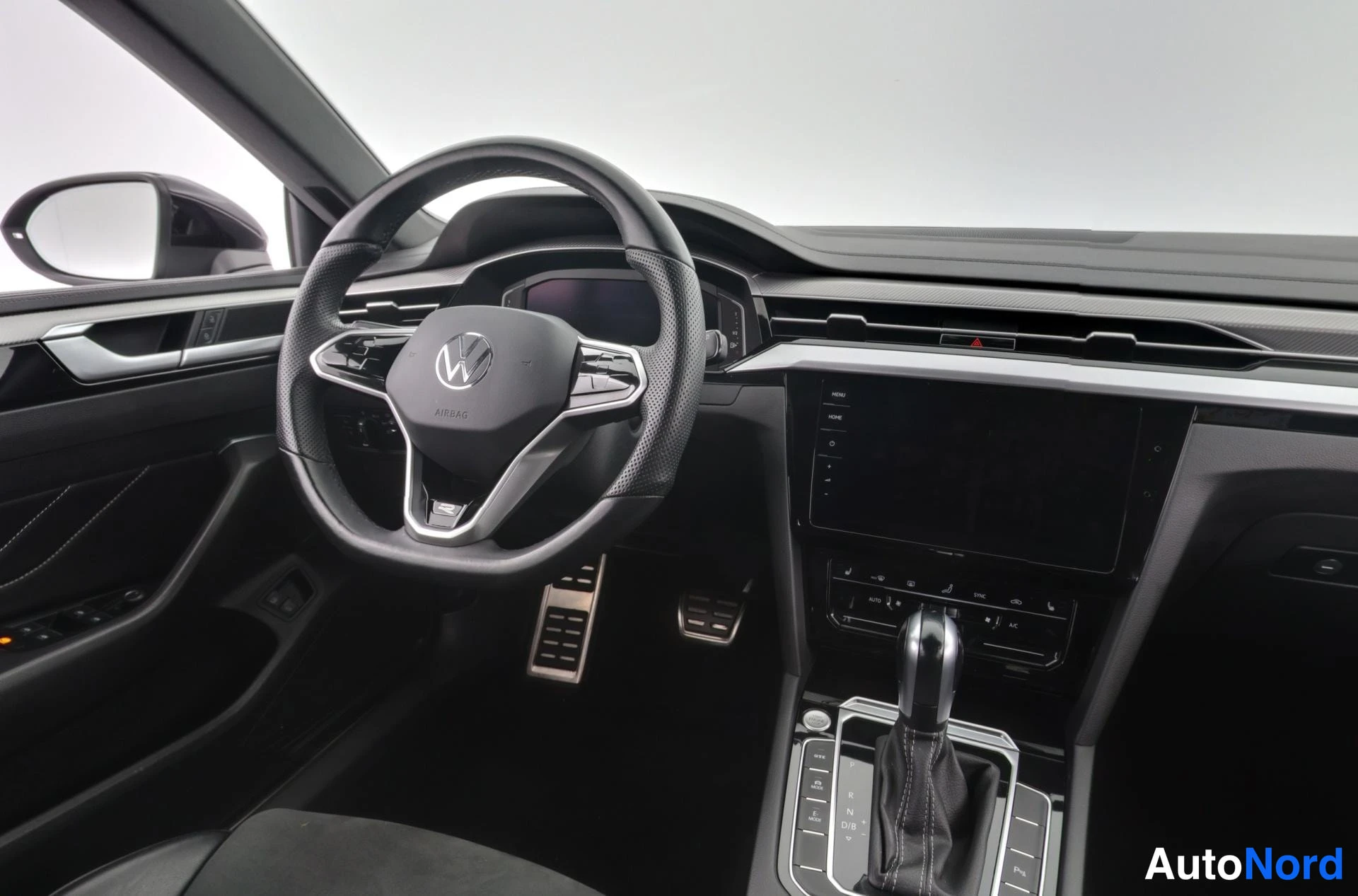 Musta Volkswagen Arteon 2022, ohjaamo, kuva 15