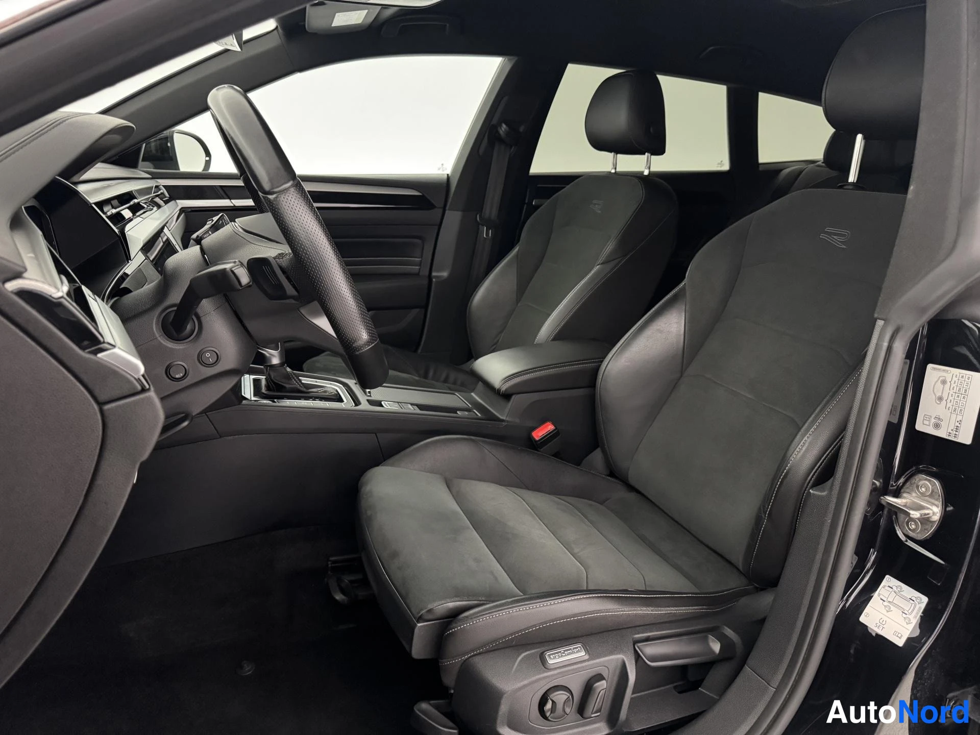 Musta Volkswagen Arteon 2022, etuistuimet, kuva 19