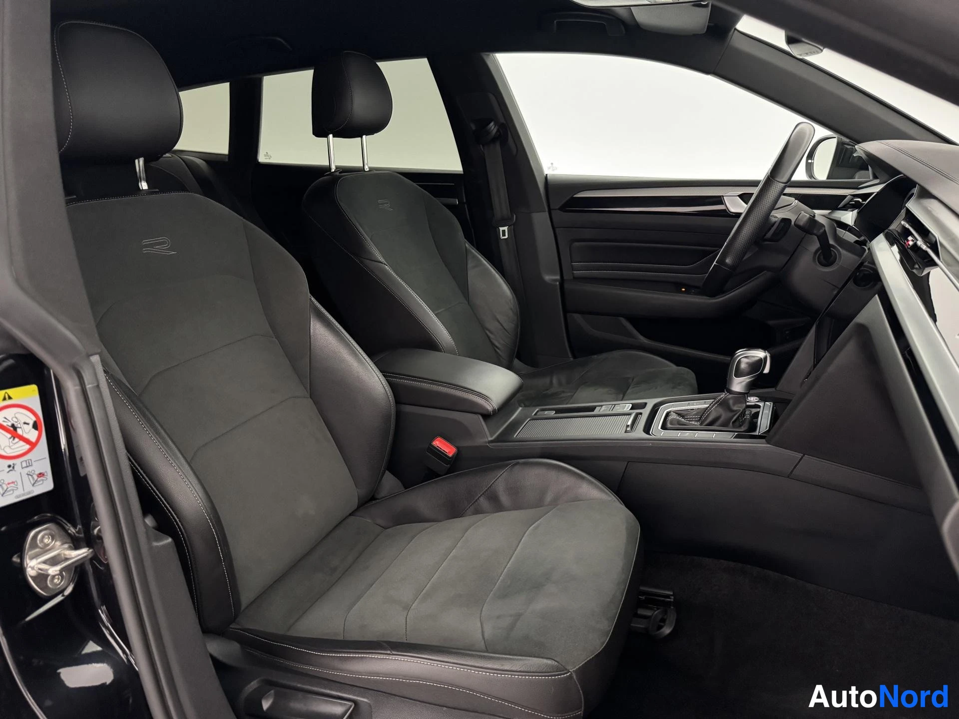 Musta Volkswagen Arteon 2022, etuistuimet, kuva 20