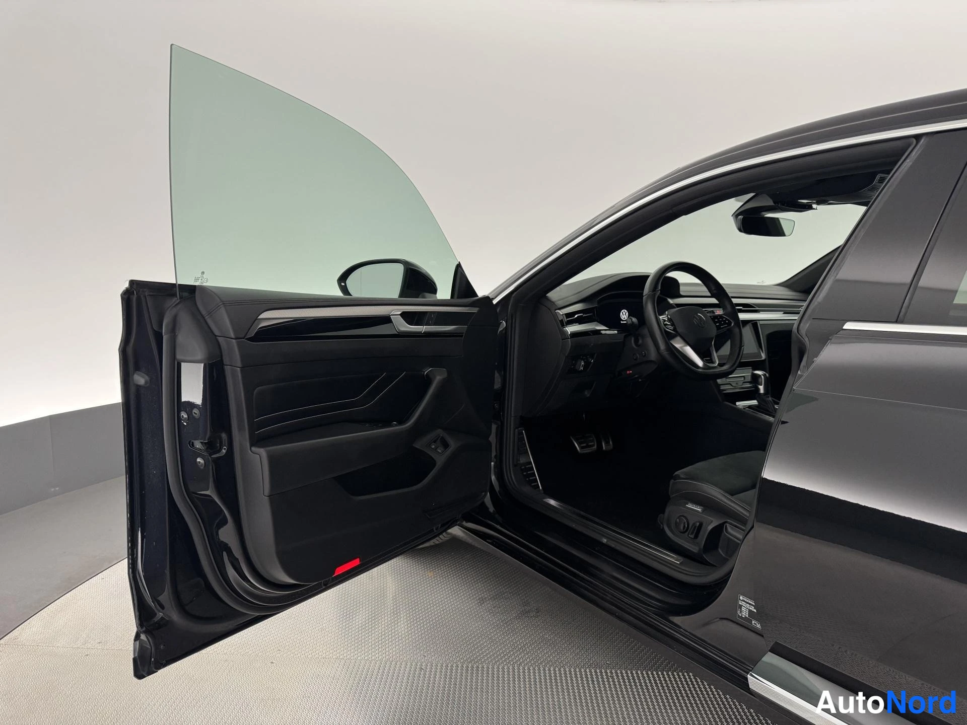 Musta Volkswagen Arteon 2022, ohjaamo, kuva 17