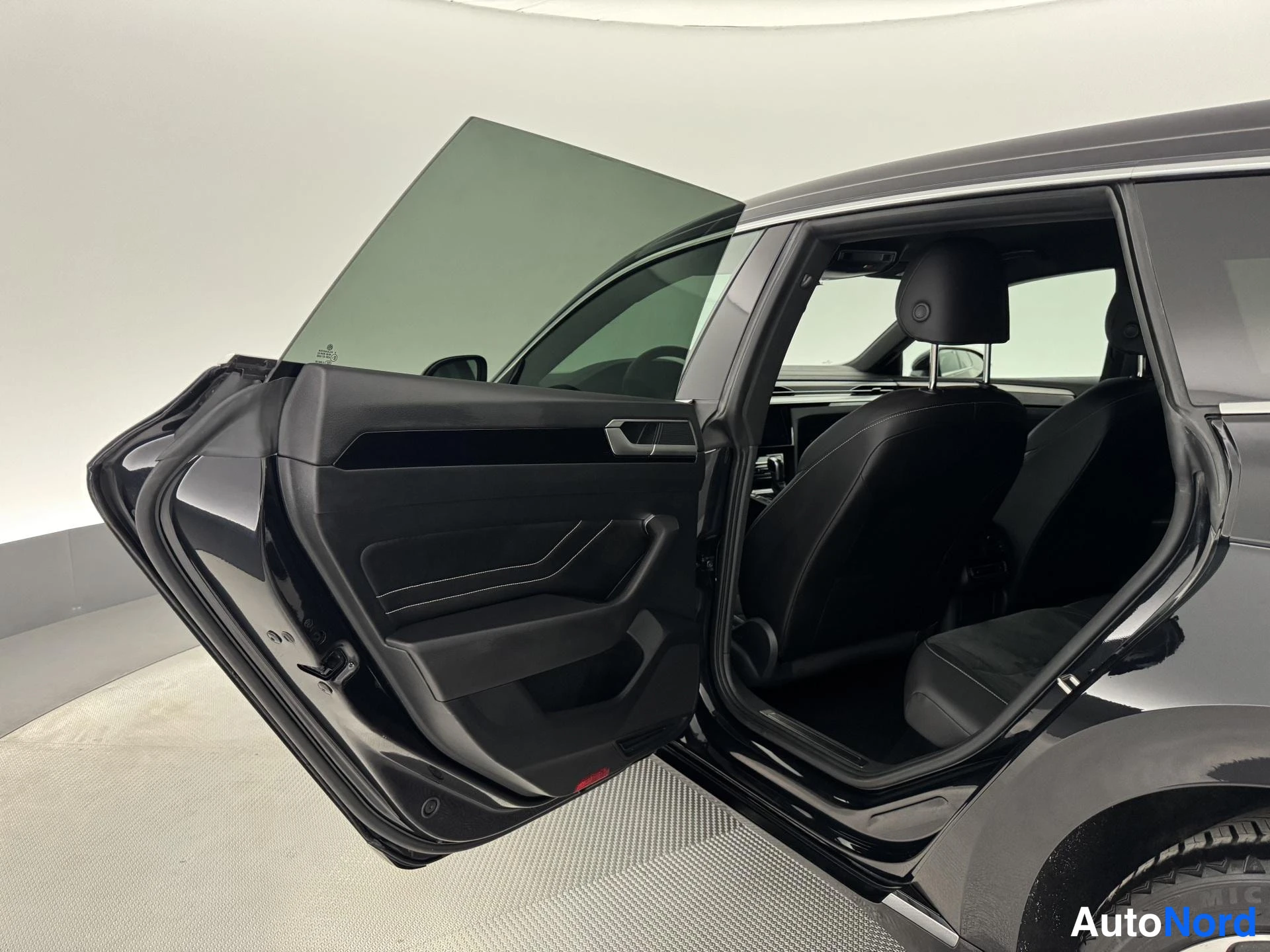 Musta Volkswagen Arteon 2022, takaistuimet, kuva 23