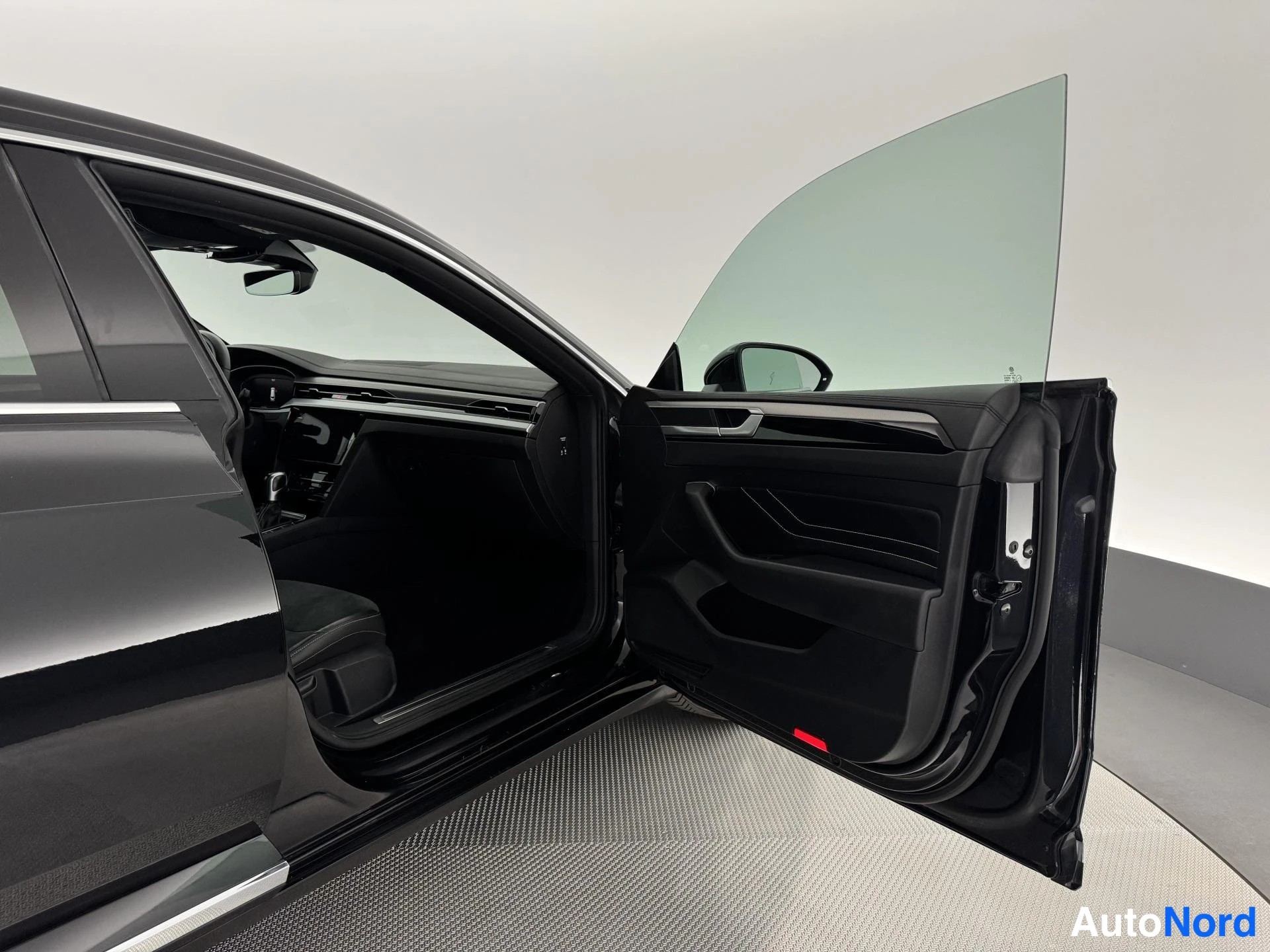 Musta Volkswagen Arteon 2022, ohjaamo, kuva 18