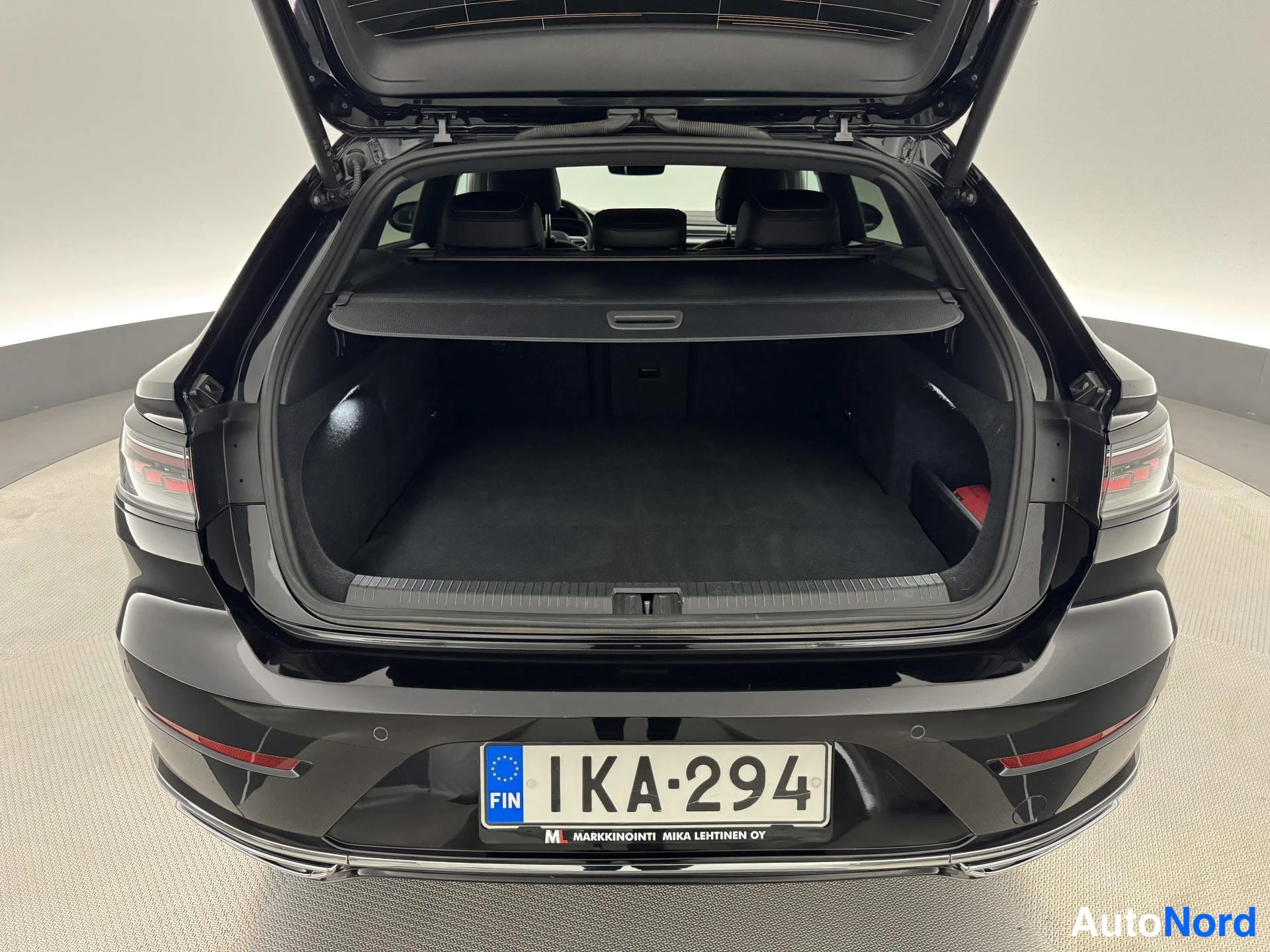 Musta Volkswagen Arteon 2022, takaa, kuva 11
