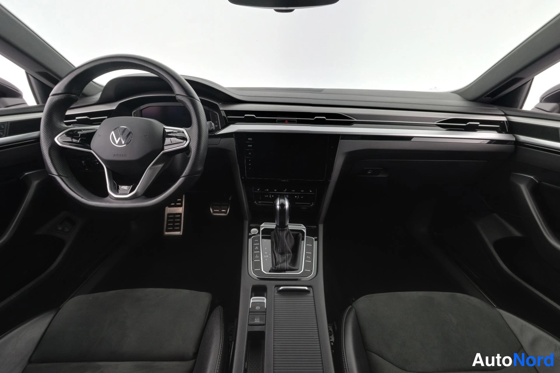 Musta Volkswagen Arteon 2022, ohjaamo, kuva 12
