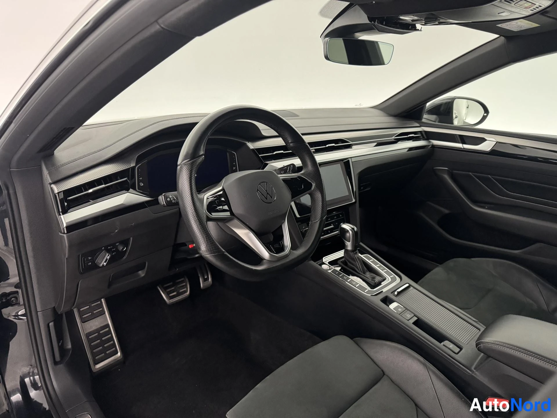 Musta Volkswagen Arteon 2022, ohjaamo, kuva 13