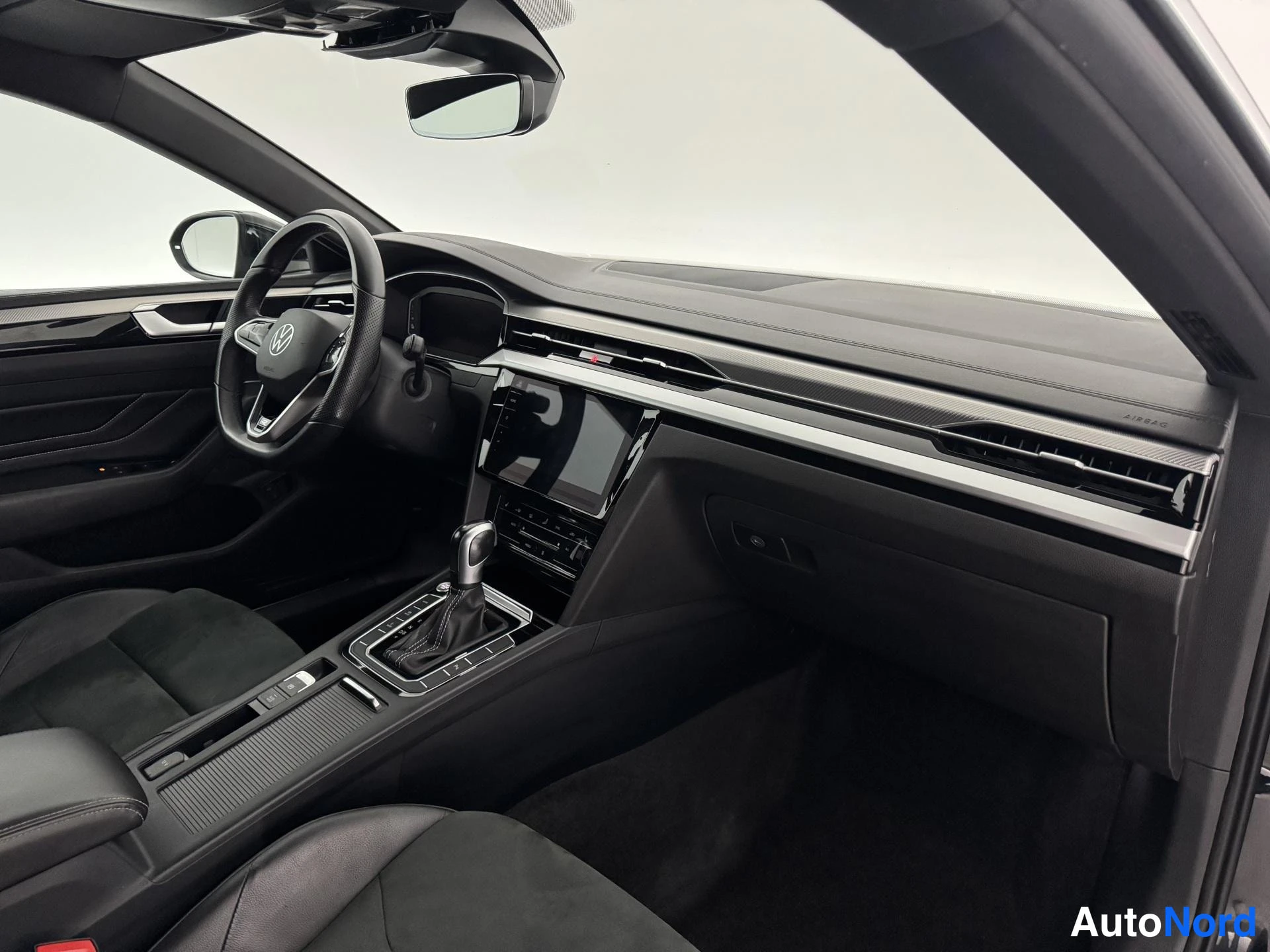 Musta Volkswagen Arteon 2022, ohjaamo, kuva 14