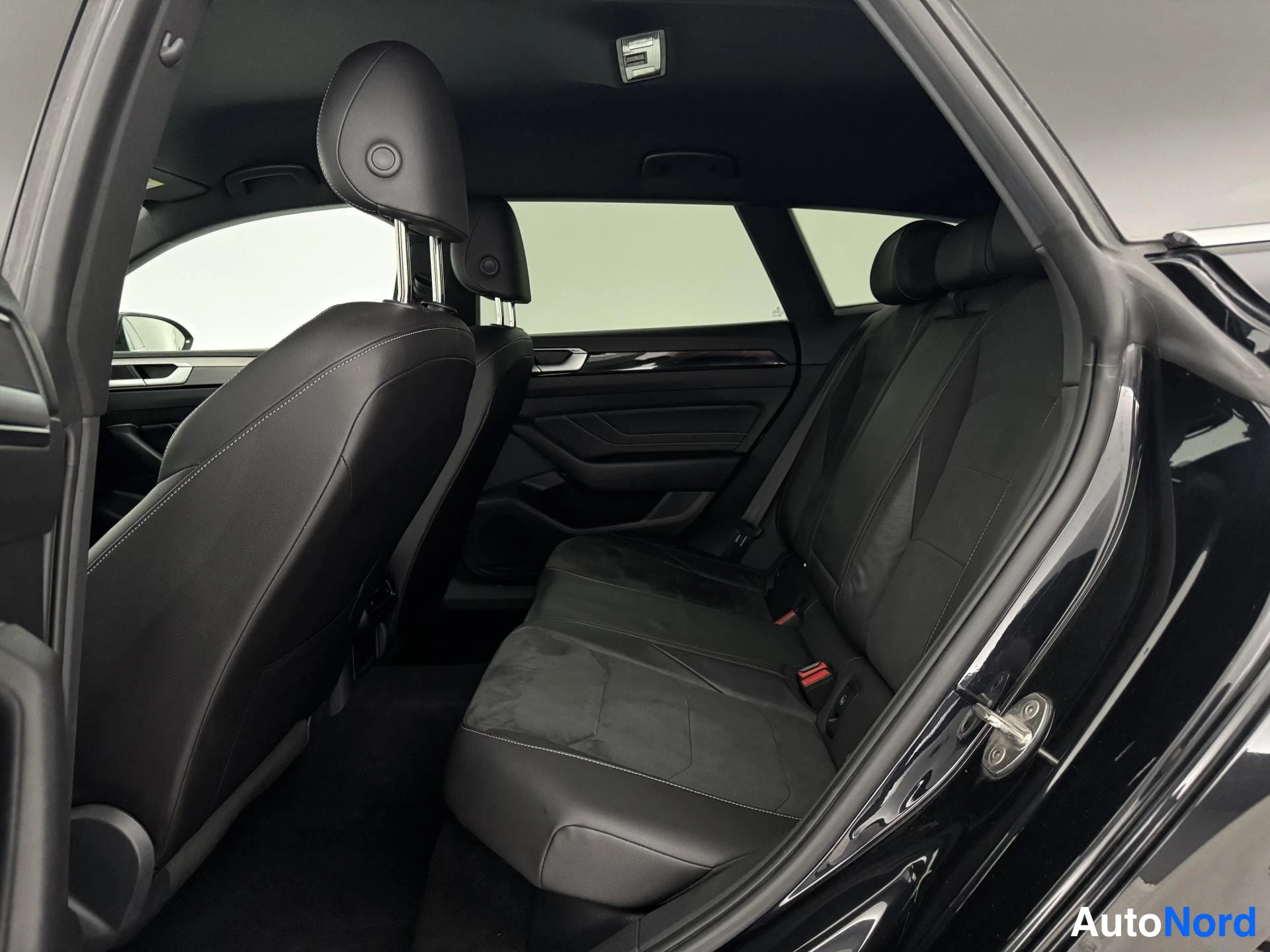 Musta Volkswagen Arteon 2022, takaistuimet, kuva 21