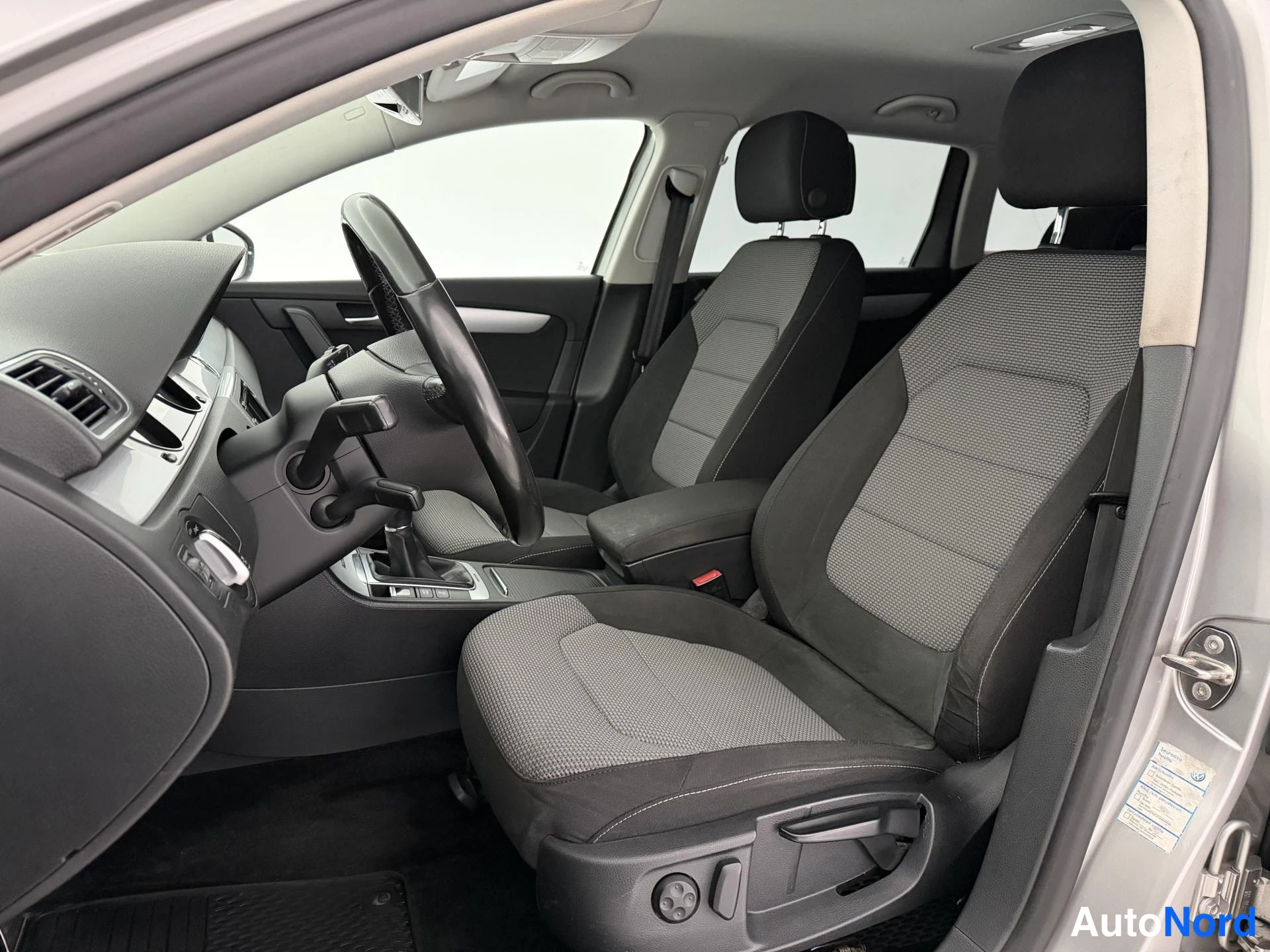 Harmaa Volkswagen Passat Variant 2013, etuistuimet, kuva 15