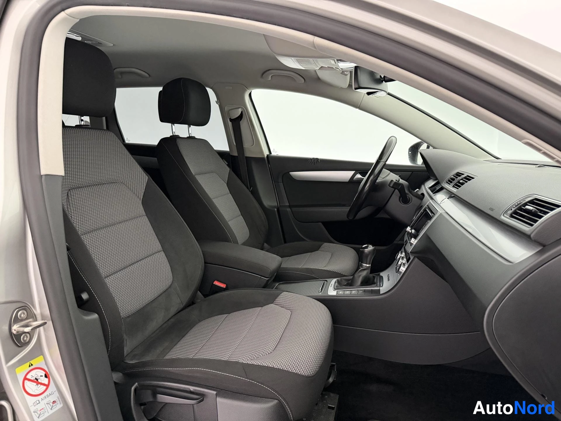 Harmaa Volkswagen Passat Variant 2013, etuistuimet, kuva 16