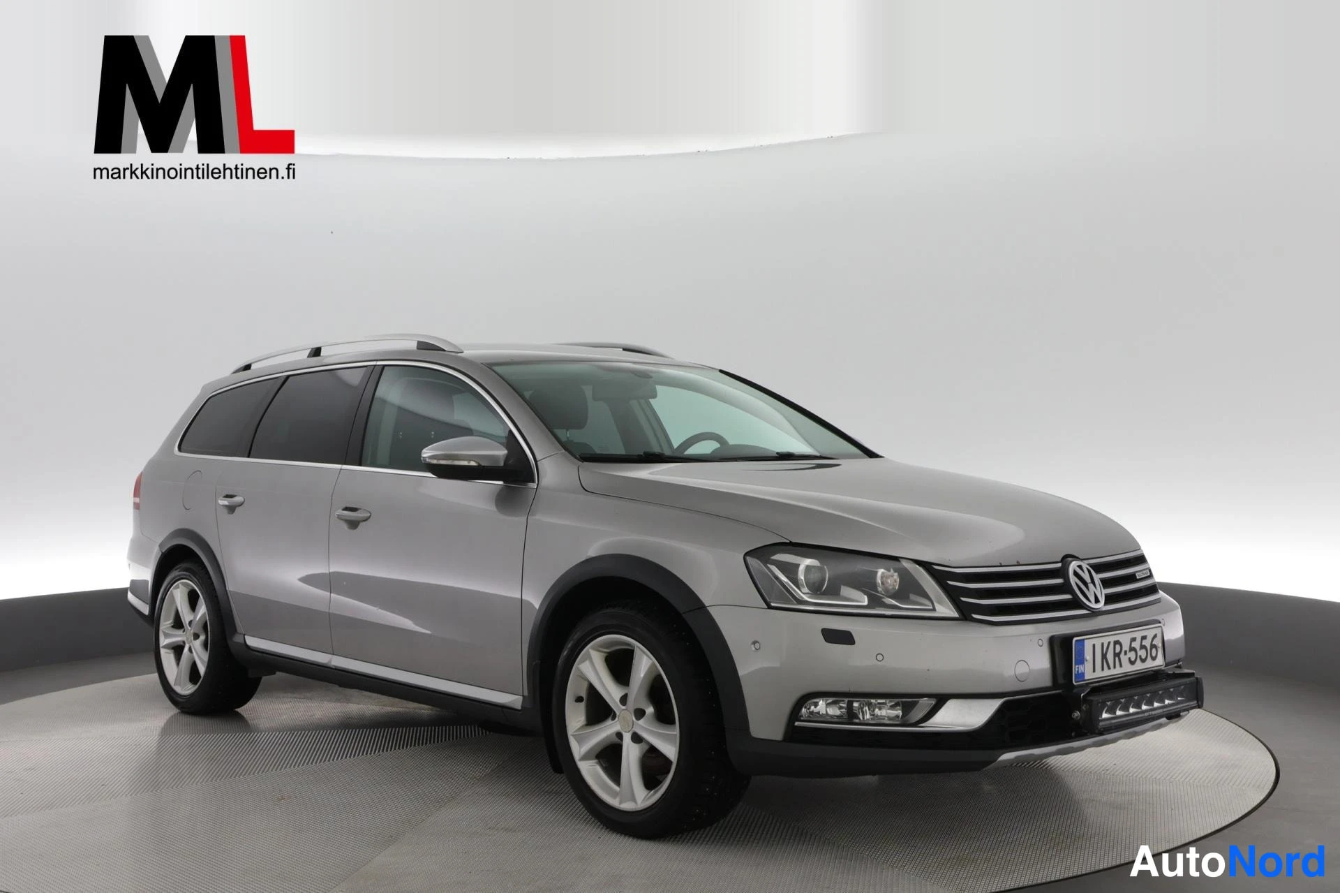 Harmaa Volkswagen Passat Variant 2013, etuviisto, keula oikealle, kuva 2