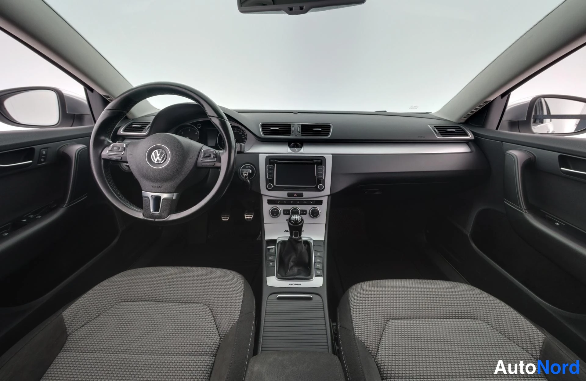 Harmaa Volkswagen Passat Variant 2013, ohjaamo, kuva 11