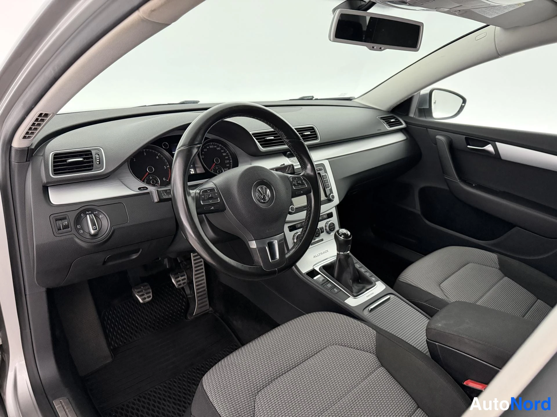 Harmaa Volkswagen Passat Variant 2013, ohjaamo, kuva 12