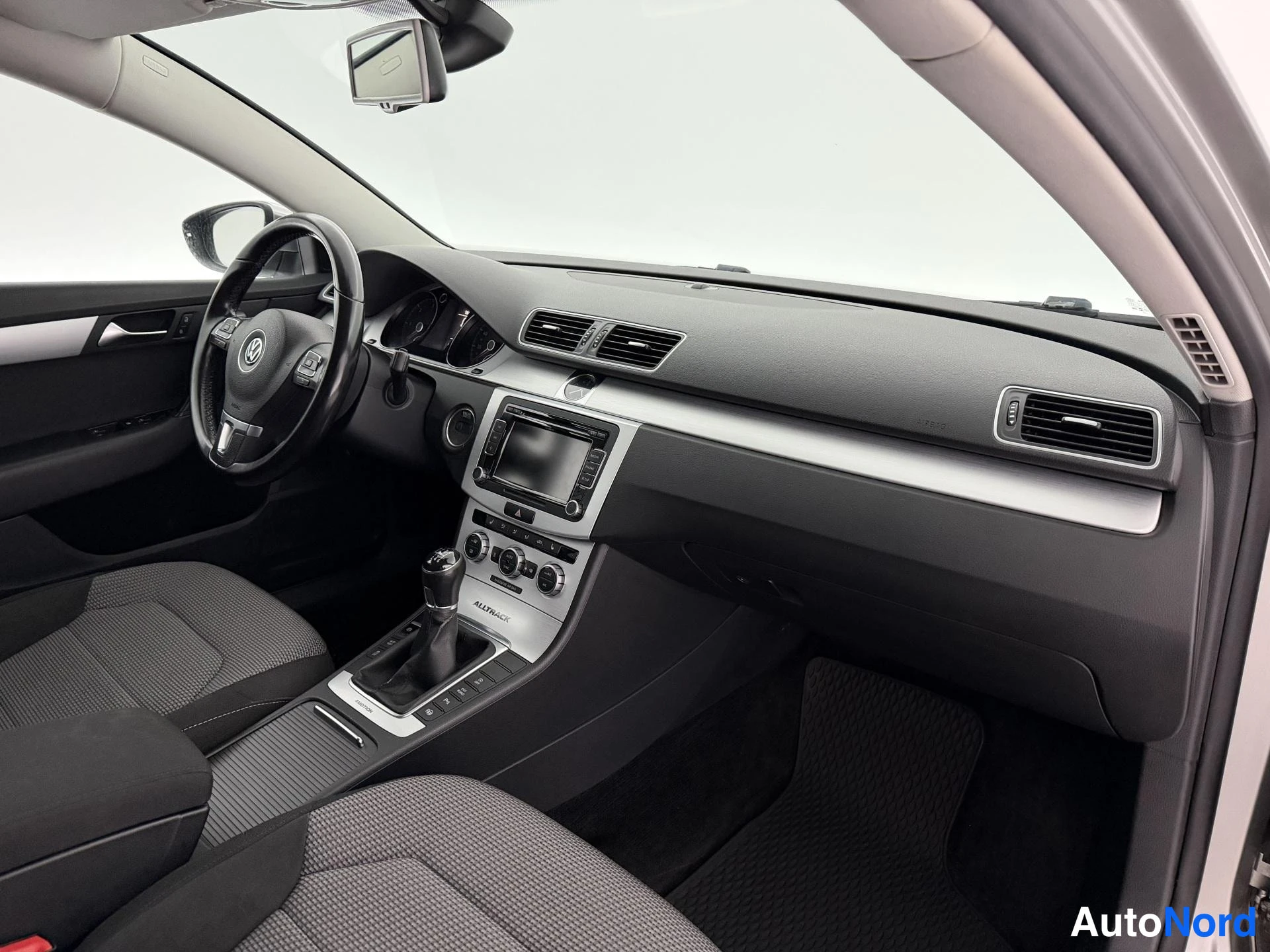 Harmaa Volkswagen Passat Variant 2013, ohjaamo, kuva 13