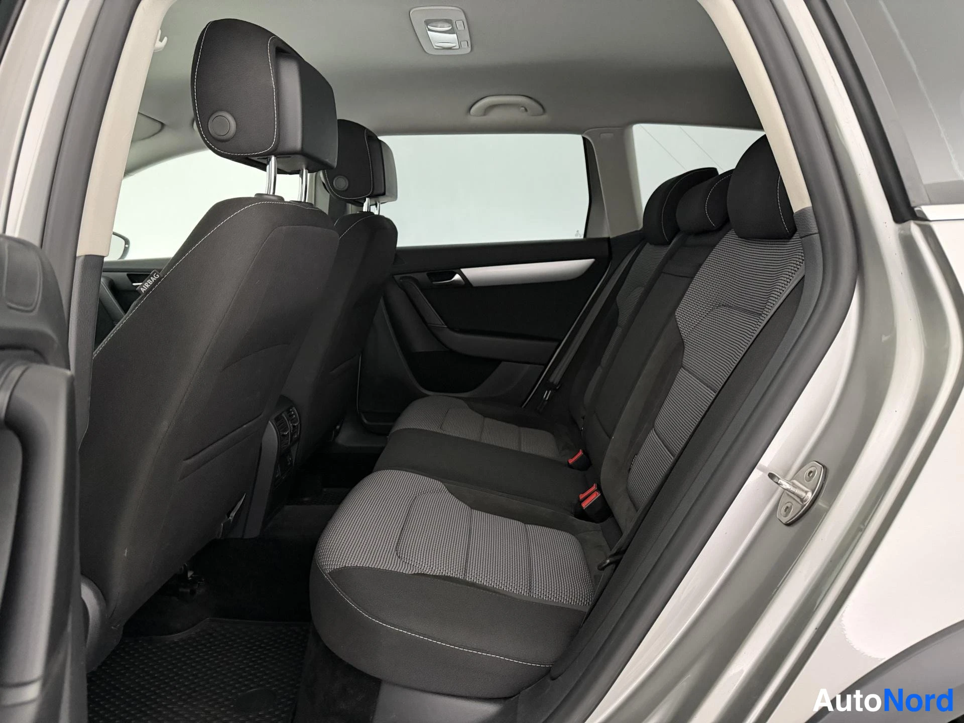 Harmaa Volkswagen Passat Variant 2013, takaistuimet, kuva 17