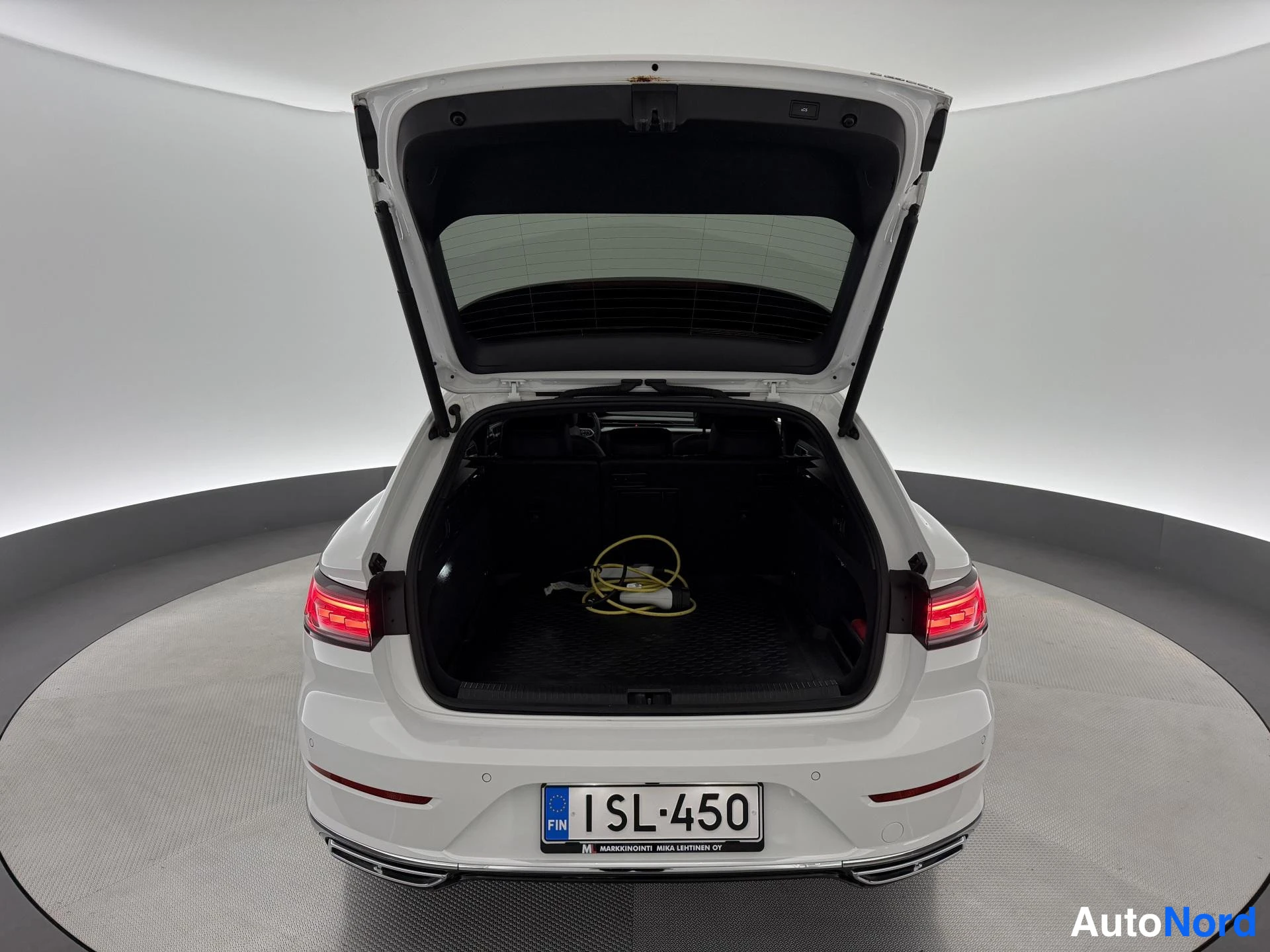 Valkoinen Volkswagen Arteon 2021, tavaratila, kuva 25