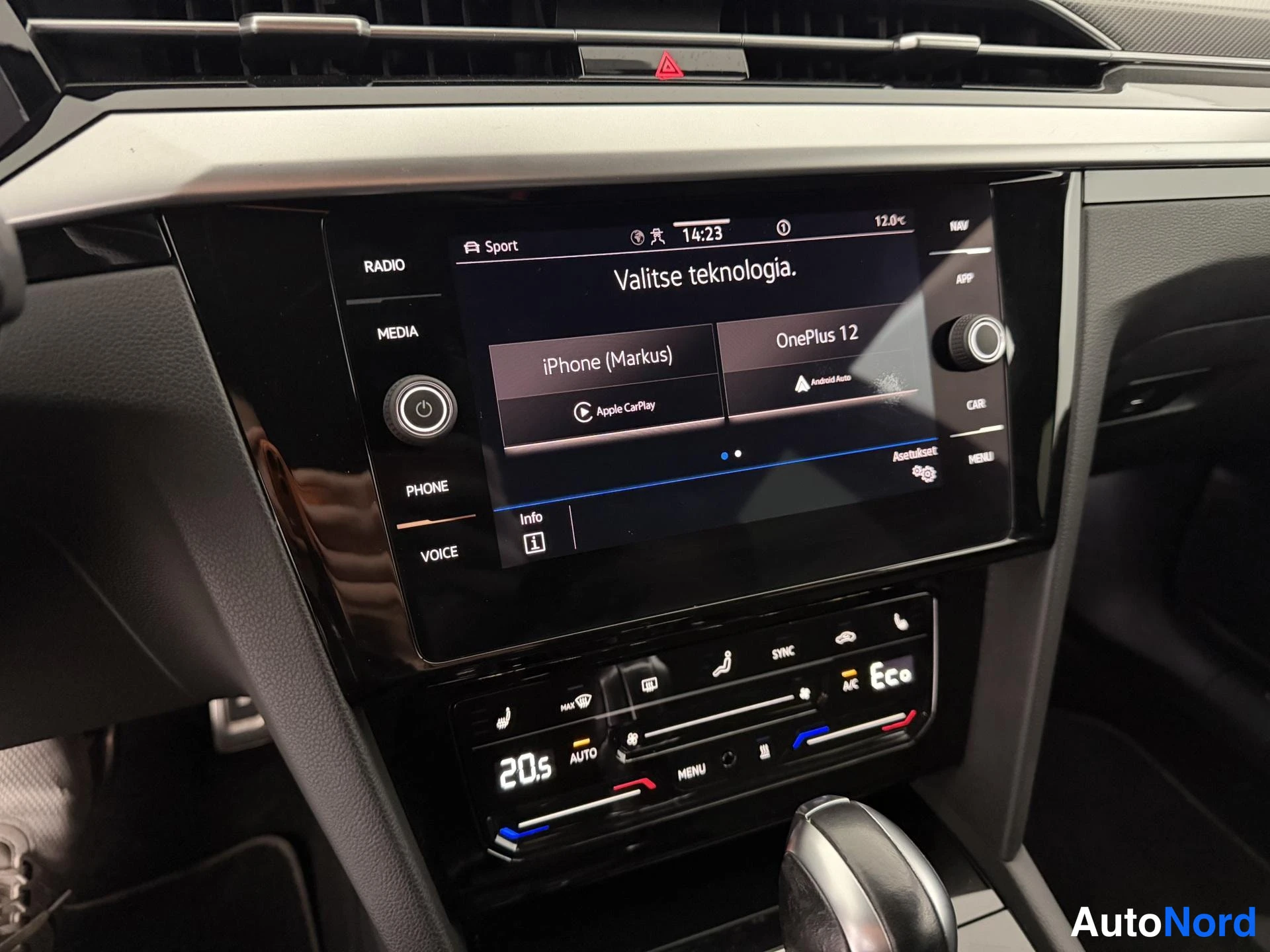 Valkoinen Volkswagen Arteon 2021, ohjaamo, kuva 18