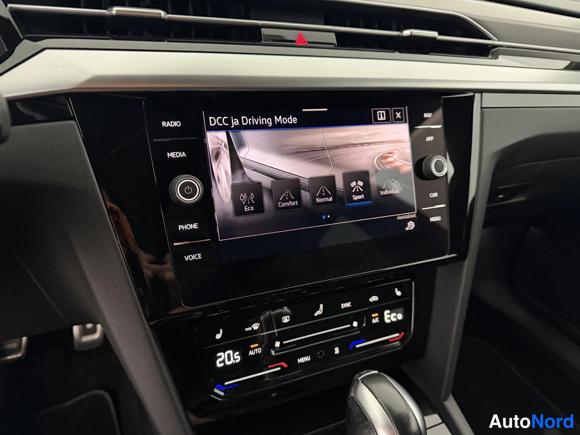 Valkoinen Volkswagen Arteon 2021, yksityiskohta, kuva 31
