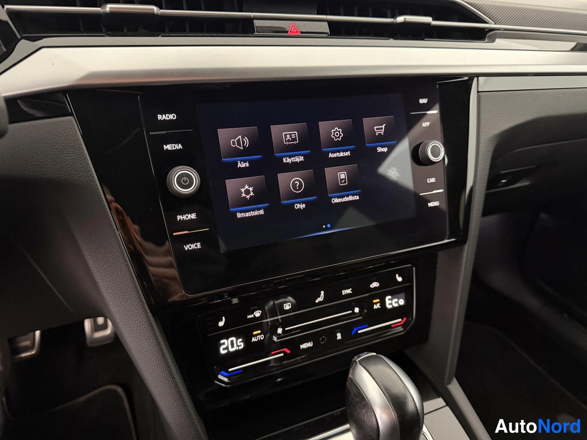 Valkoinen Volkswagen Arteon 2021, yksityiskohta, kuva 32