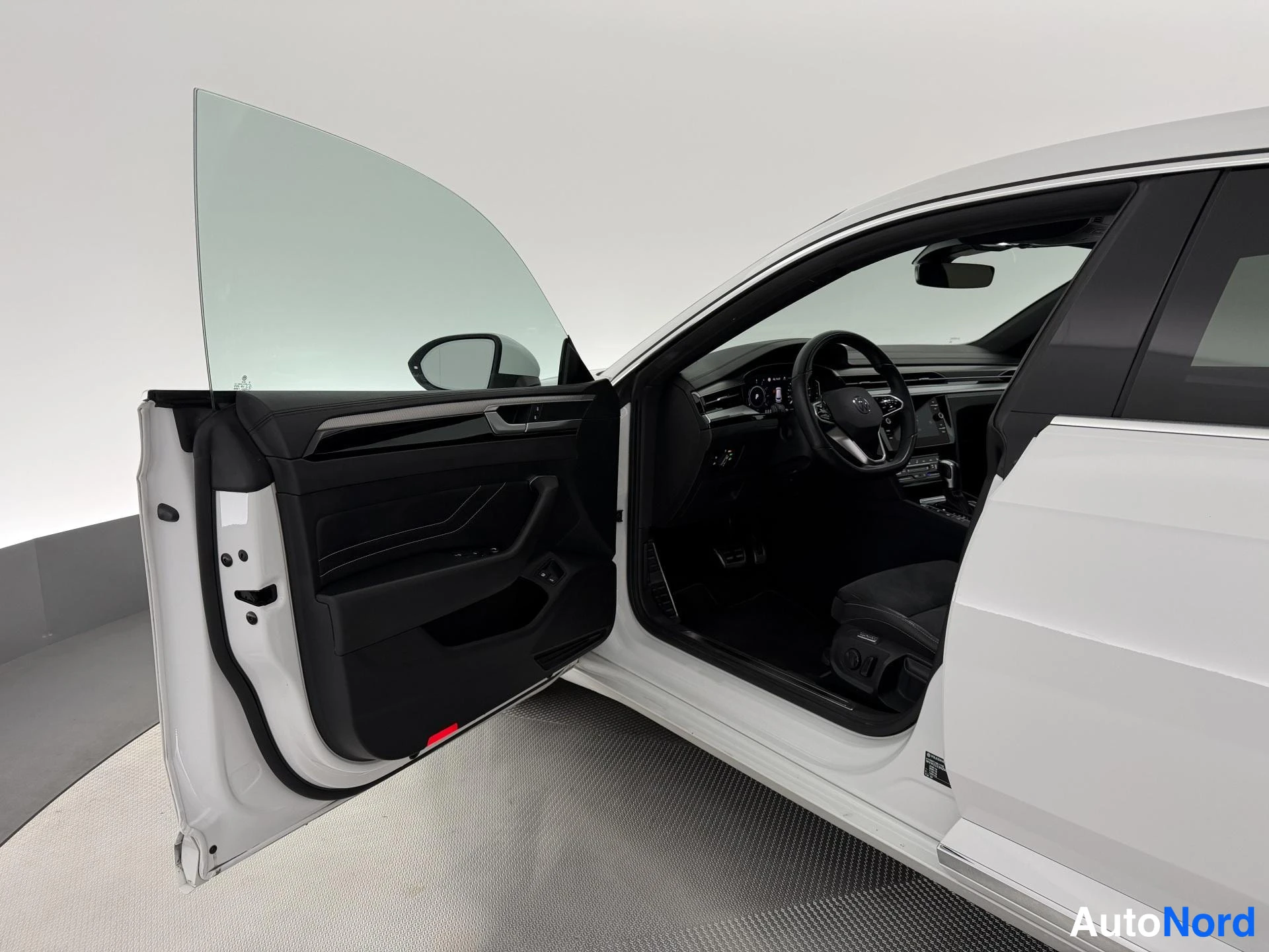 Valkoinen Volkswagen Arteon 2021, ohjaamo, kuva 19