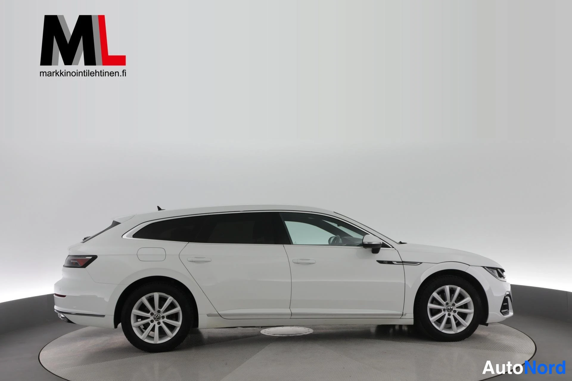 Valkoinen Volkswagen Arteon 2021, etuviisto, keula oikealle, kuva 3