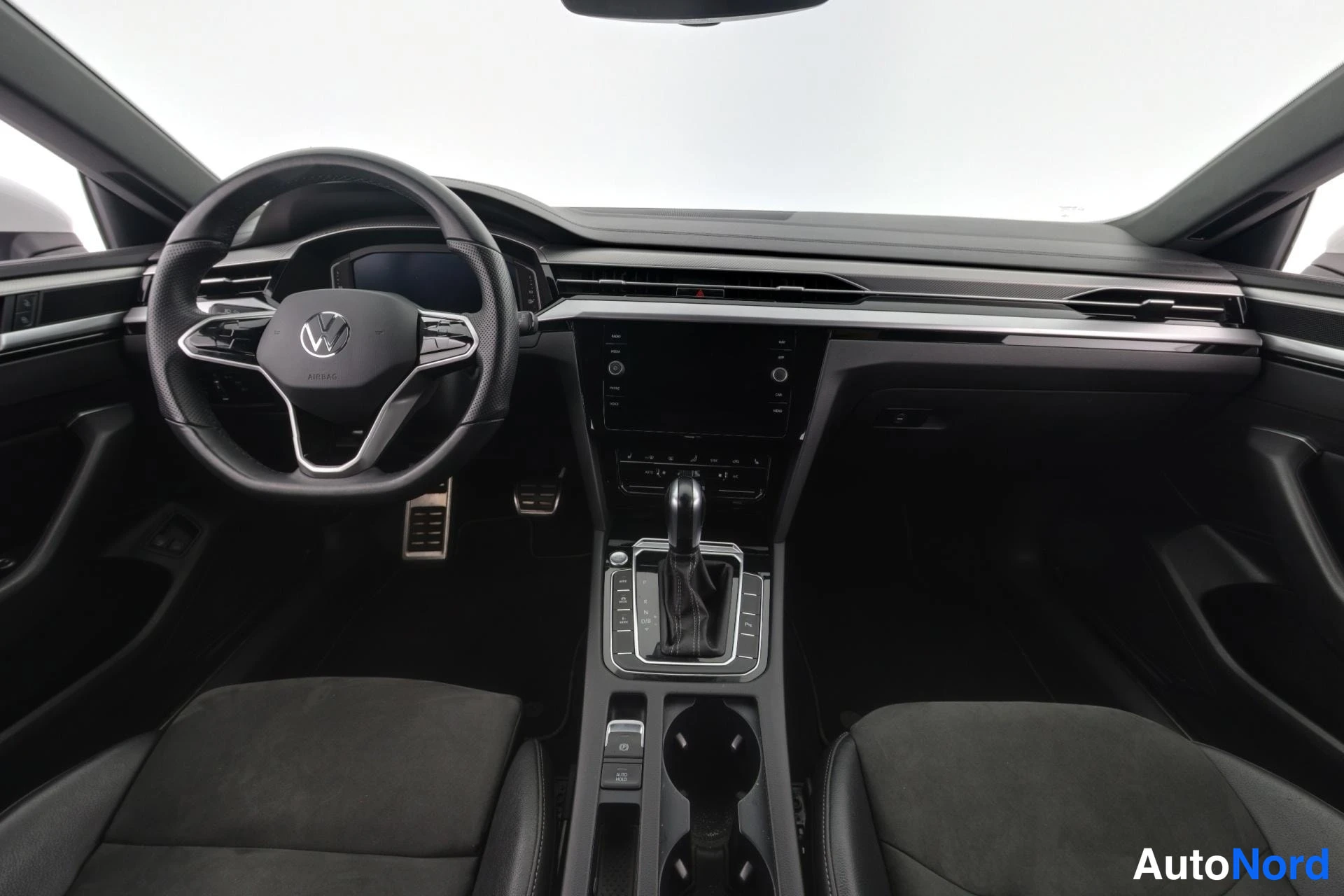 Valkoinen Volkswagen Arteon 2021, ohjaamo, kuva 11