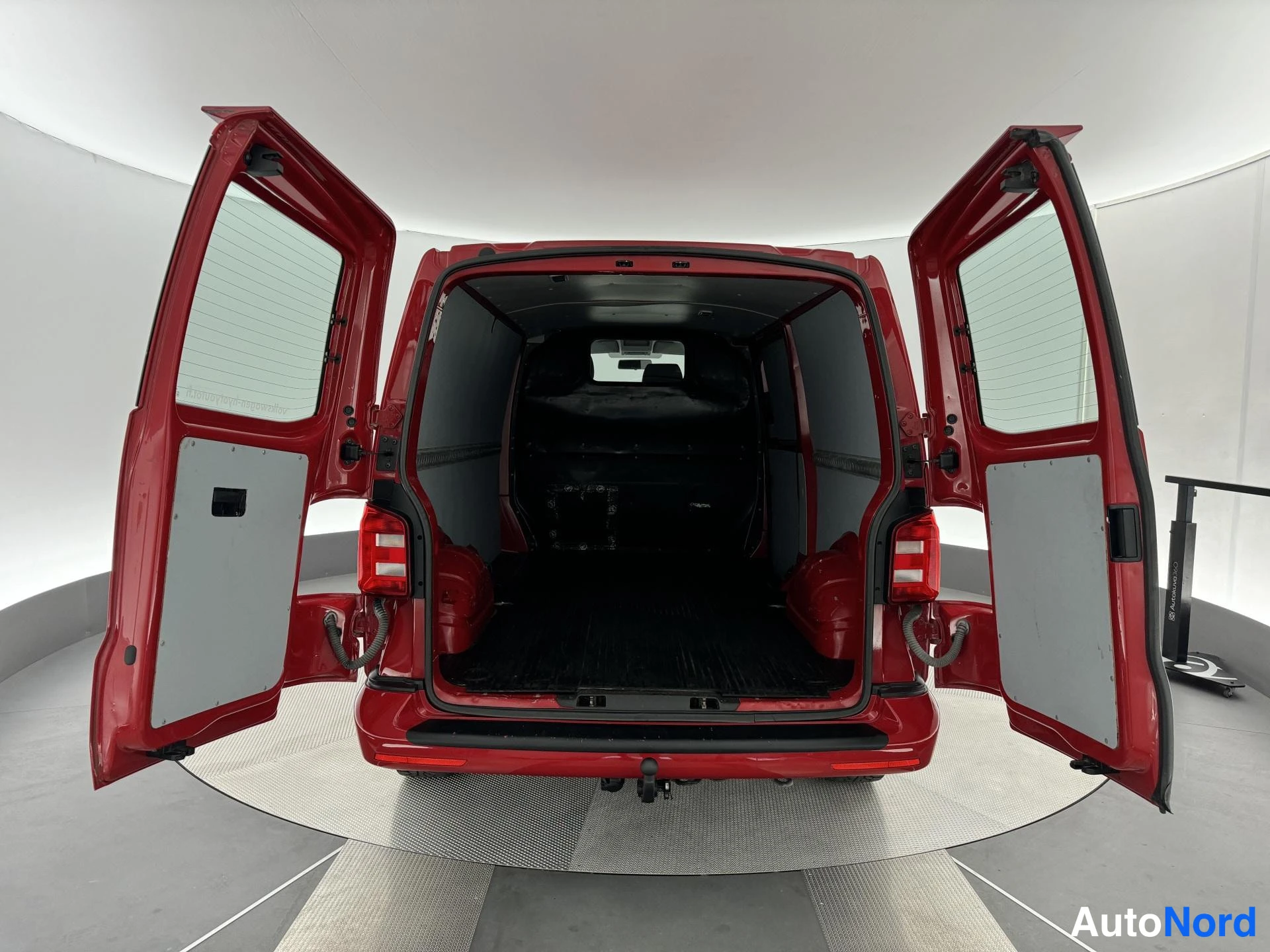 Punainen Volkswagen Transporter 2017, takaa, kuva 12