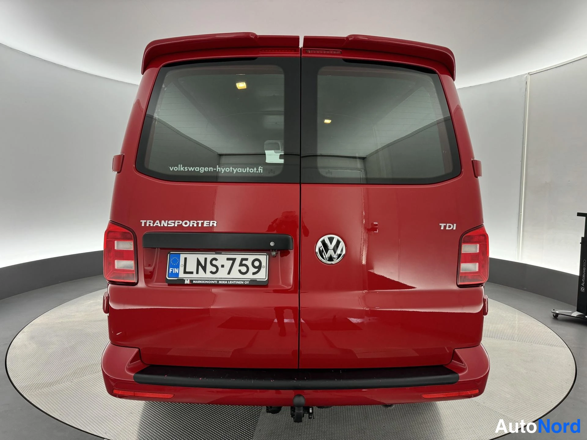 Punainen Volkswagen Transporter 2017, takaa, kuva 13