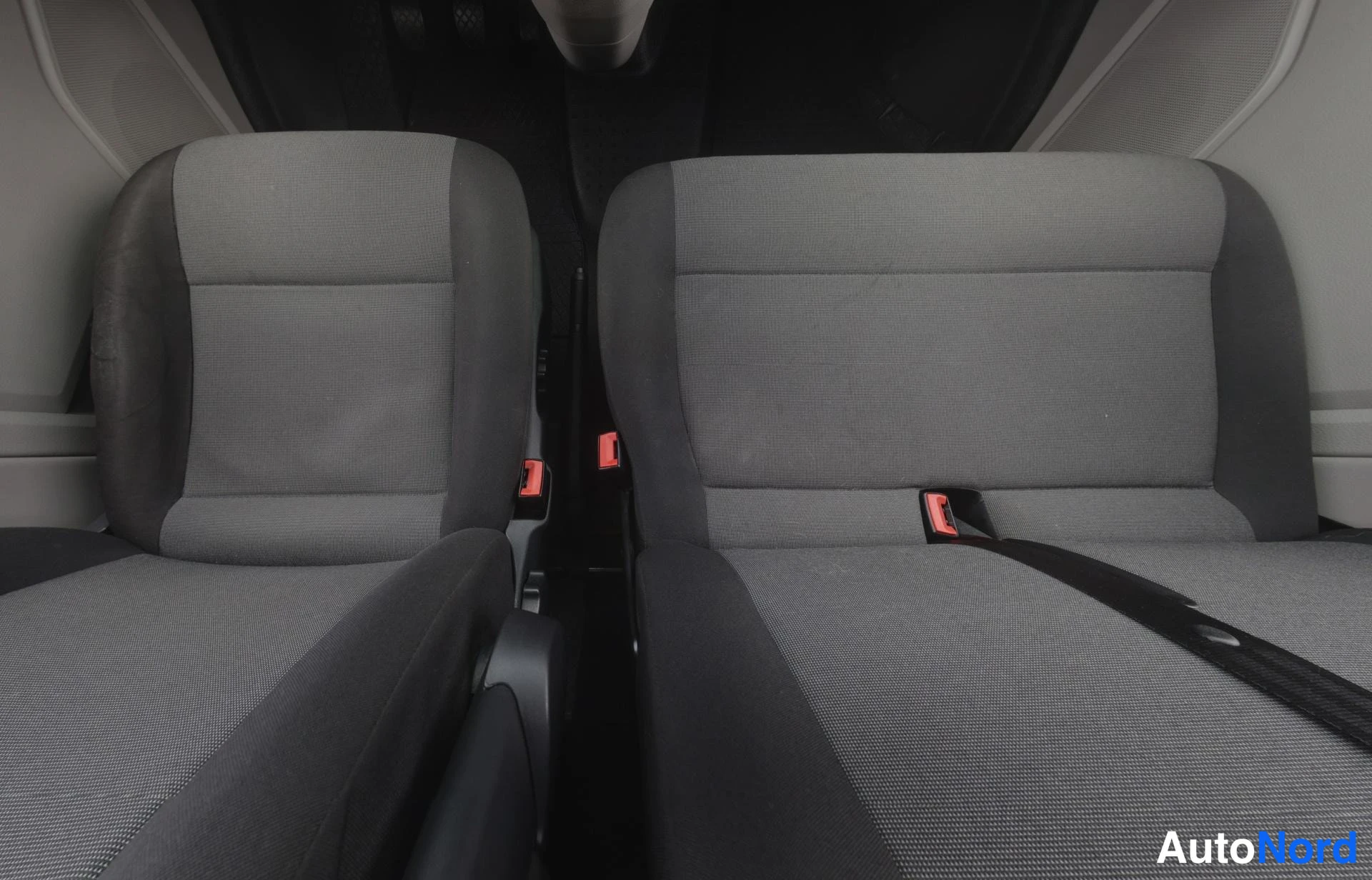 Punainen Volkswagen Transporter 2017, kuva 32