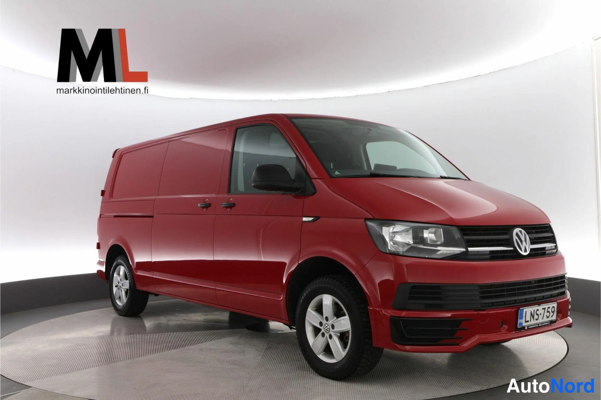 Punainen Volkswagen Transporter 2017, etuviisto, keula oikealle, kuva 2