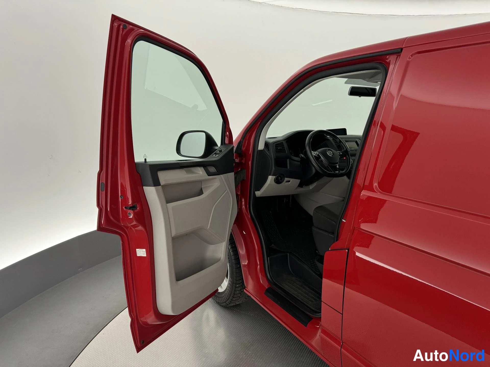 Punainen Volkswagen Transporter 2017, sivulta, kuva 8