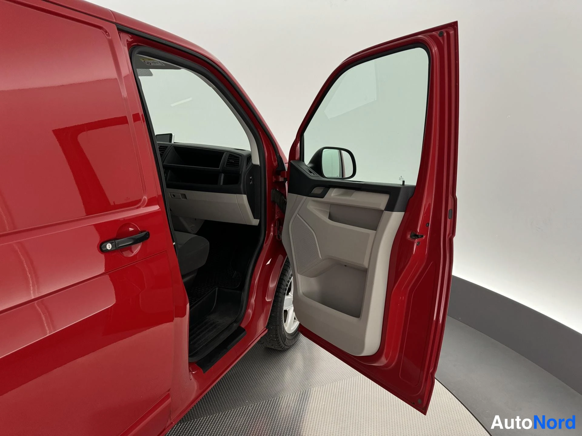 Punainen Volkswagen Transporter 2017, sivulta, kuva 9