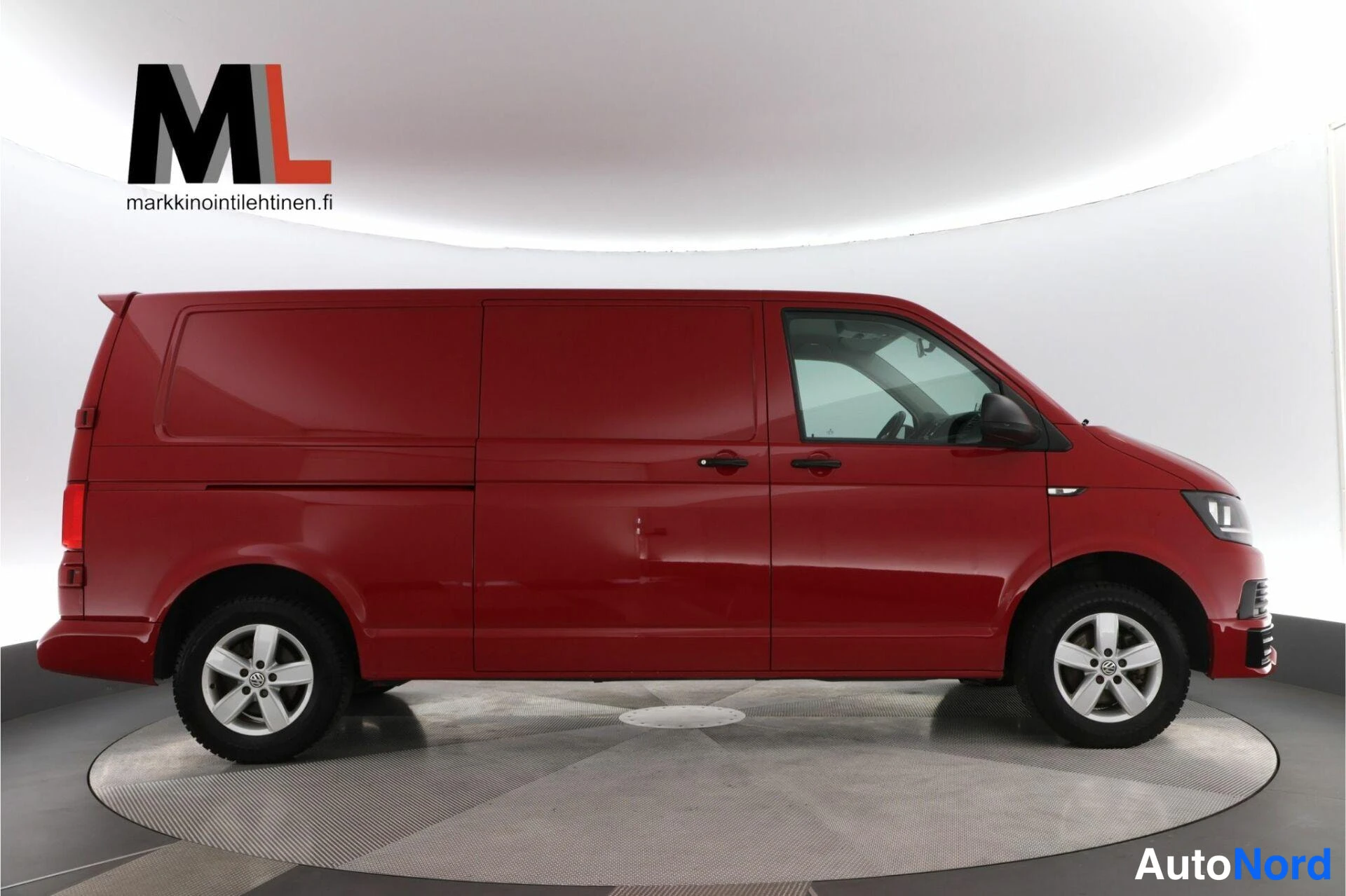 Punainen Volkswagen Transporter 2017, etuviisto, keula oikealle, kuva 3