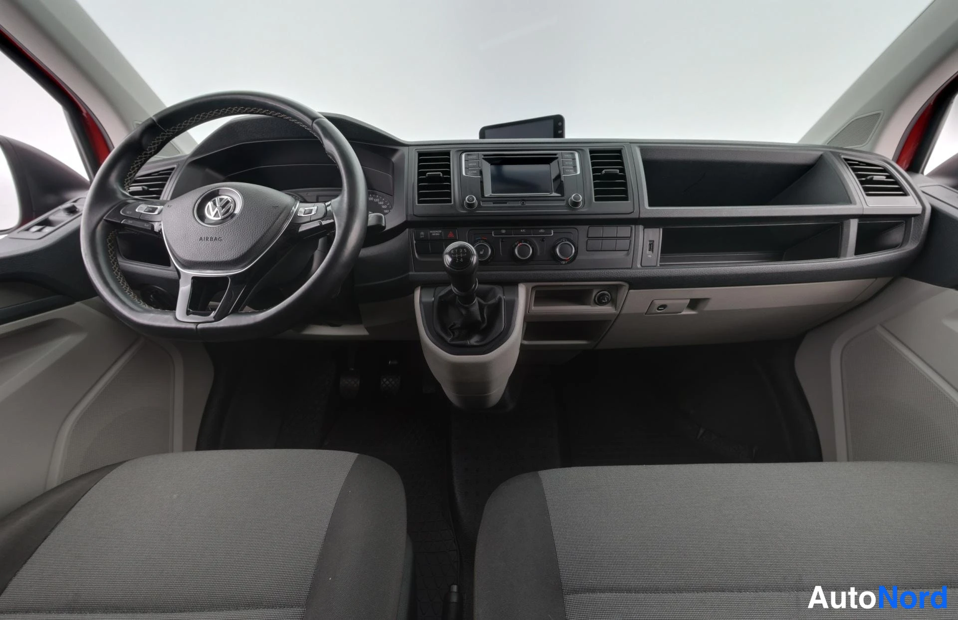 Punainen Volkswagen Transporter 2017, ohjaamo, kuva 14
