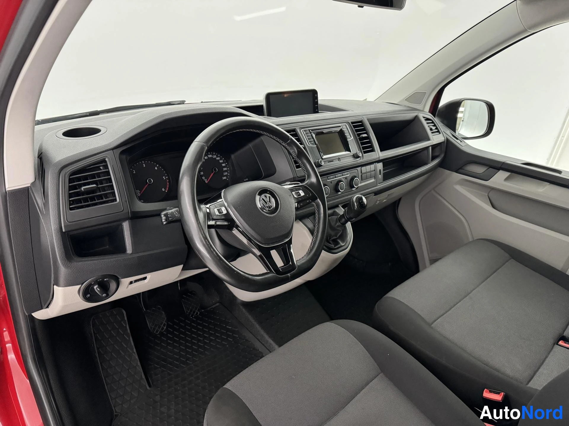 Punainen Volkswagen Transporter 2017, ohjaamo, kuva 15