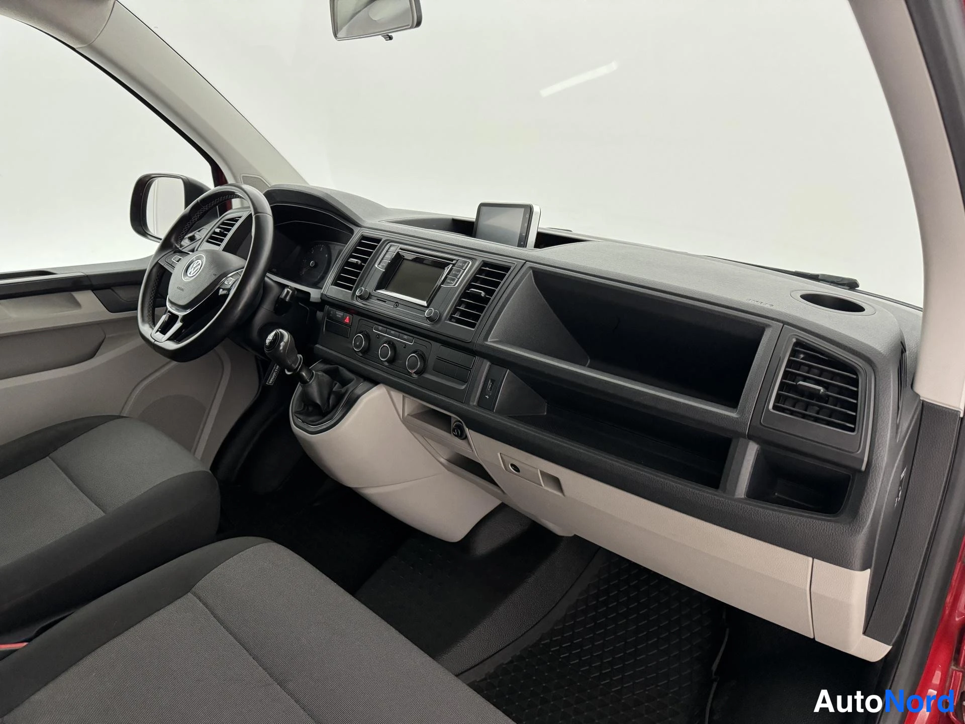 Punainen Volkswagen Transporter 2017, ohjaamo, kuva 16