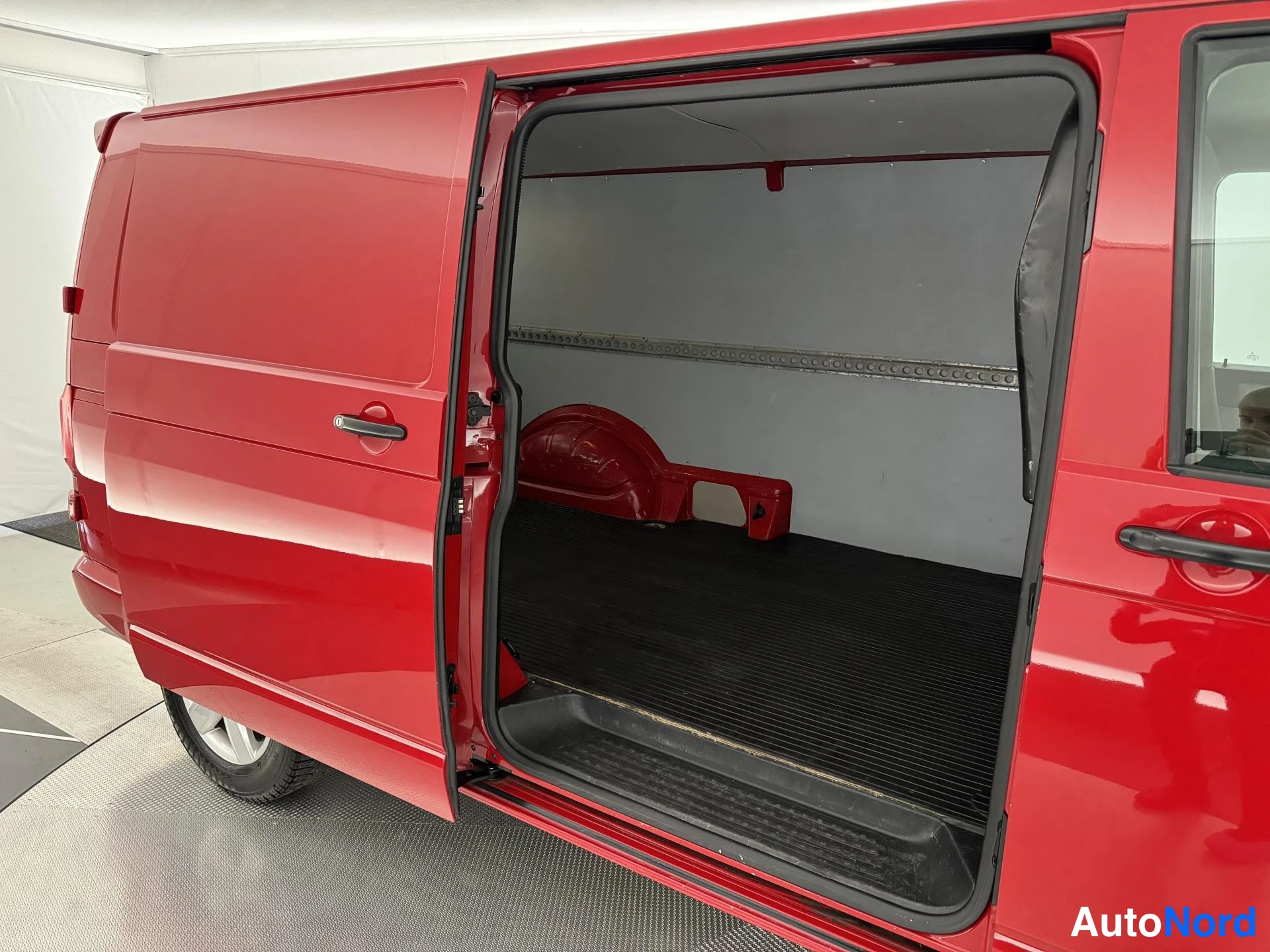 Punainen Volkswagen Transporter 2017, sivulta, kuva 7